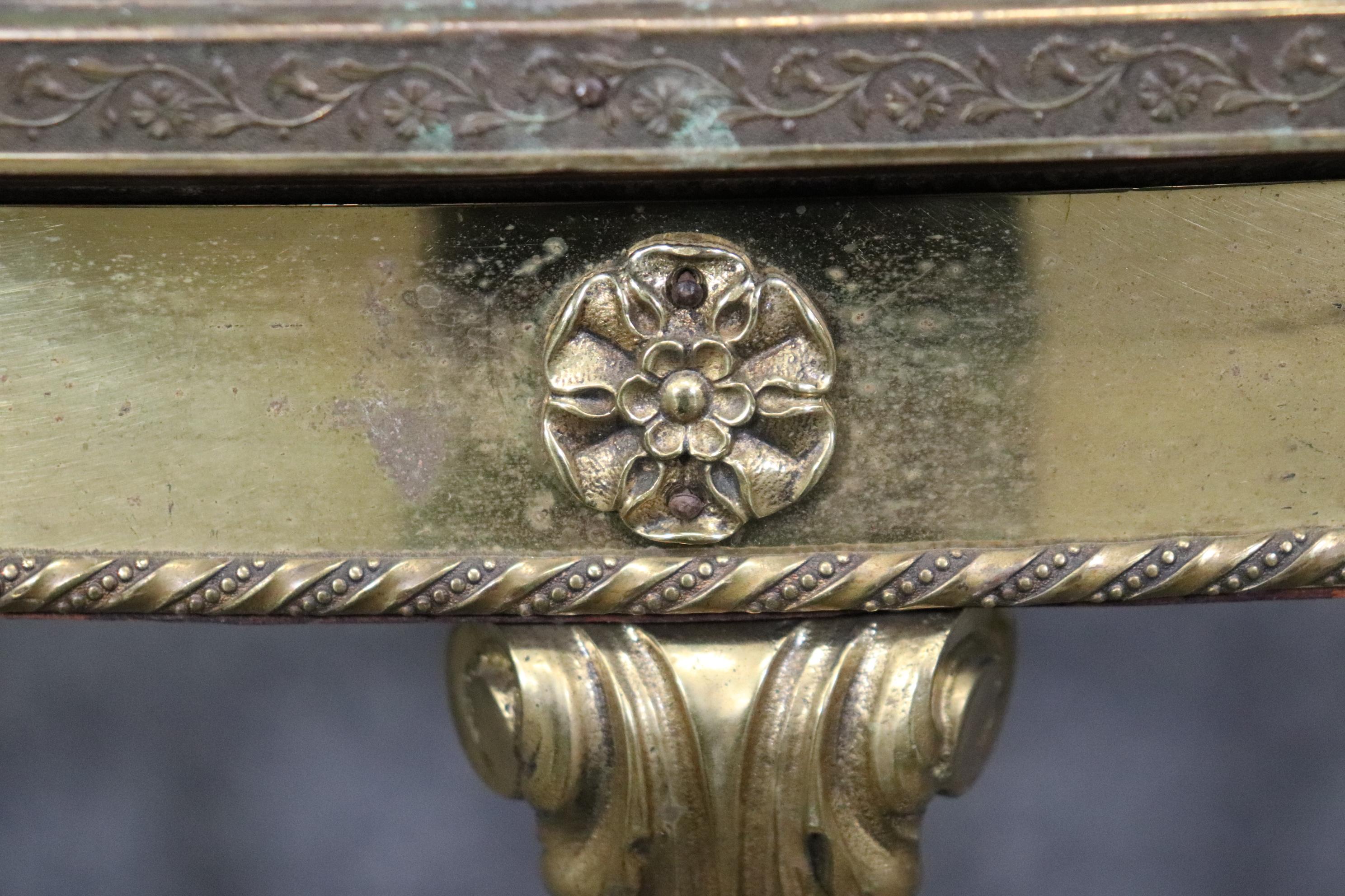 Superbe table basse ovale française Louis XV de forte épaisseur en laiton, bronze et marbre Bon état - En vente à Swedesboro, NJ