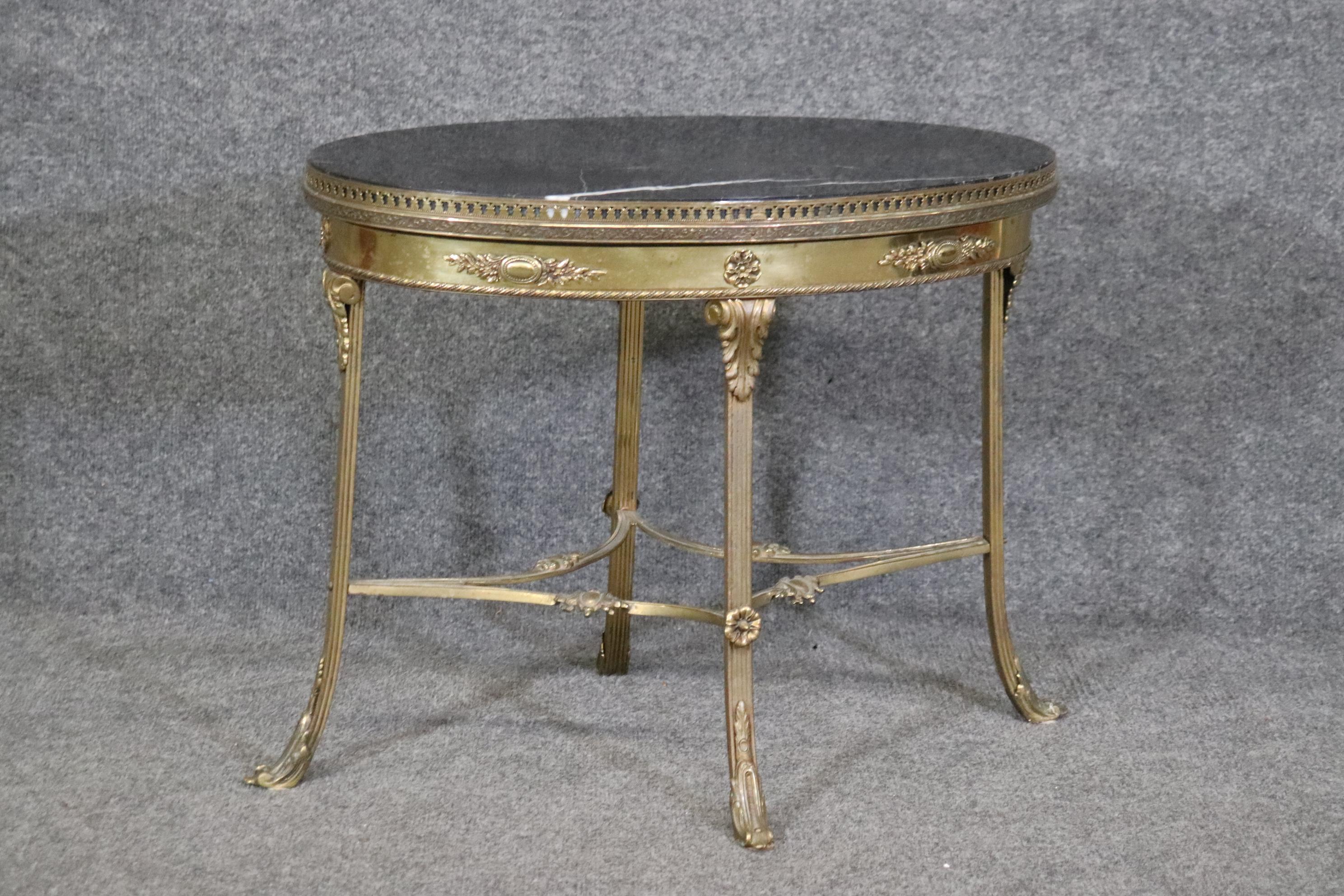 Milieu du XXe siècle Superbe table basse ovale française Louis XV de forte épaisseur en laiton, bronze et marbre en vente