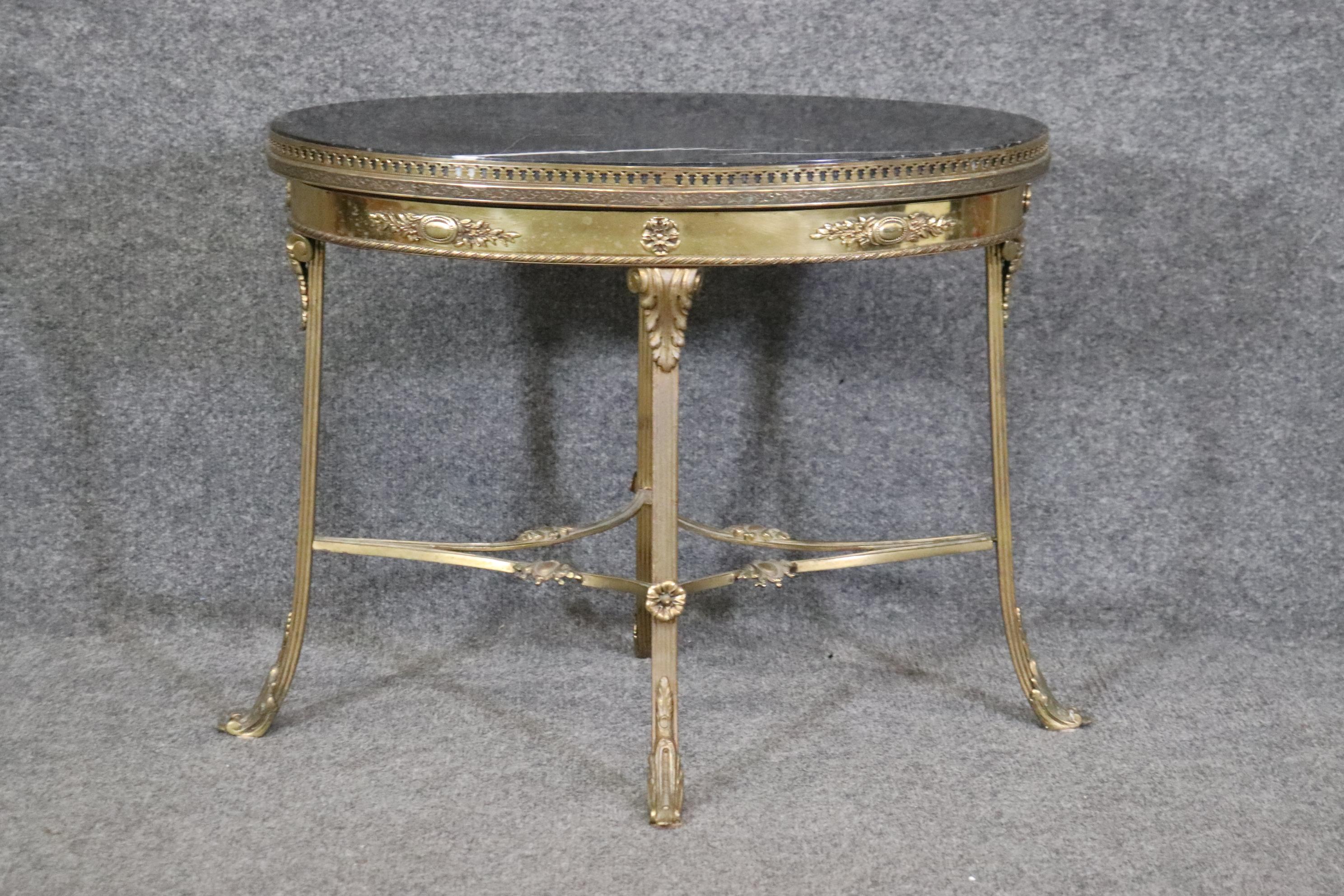 Laiton Superbe table basse ovale française Louis XV de forte épaisseur en laiton, bronze et marbre en vente