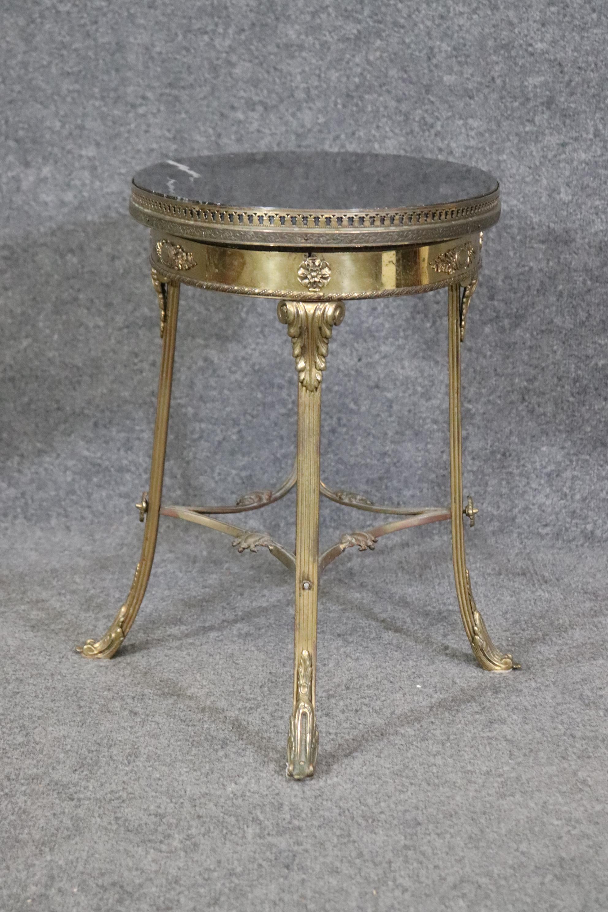 Superbe table basse ovale française Louis XV de forte épaisseur en laiton, bronze et marbre en vente 1