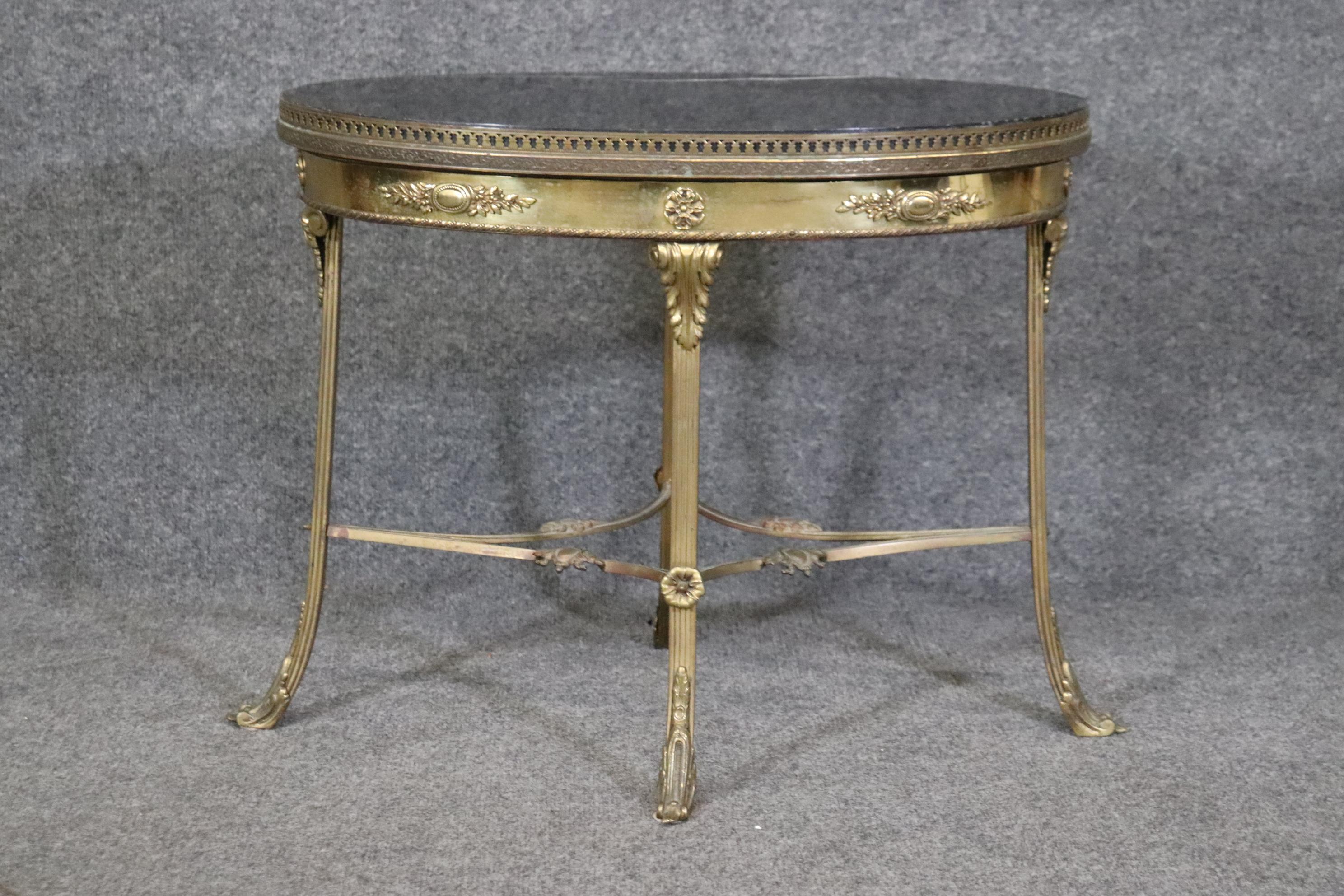 Superbe table basse ovale française Louis XV de forte épaisseur en laiton, bronze et marbre en vente 2