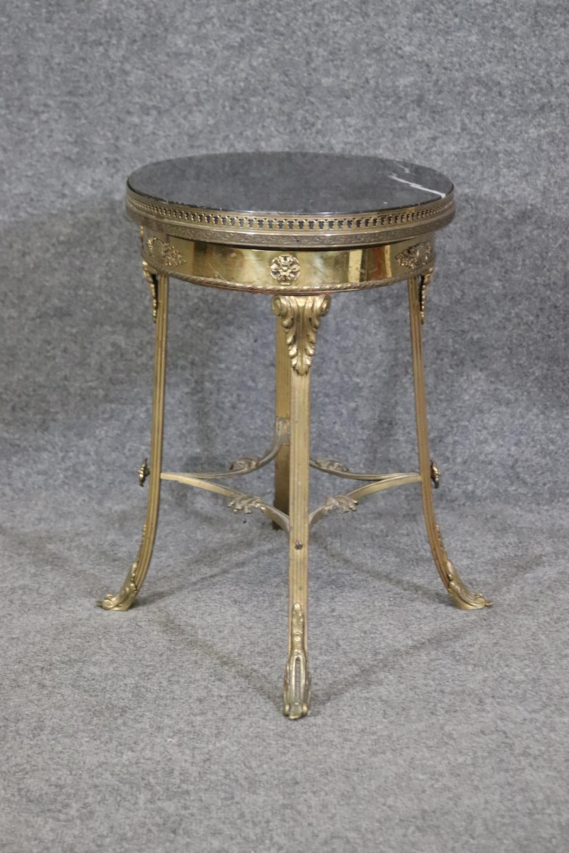 Superbe table basse ovale française Louis XV de forte épaisseur en laiton, bronze et marbre en vente 3