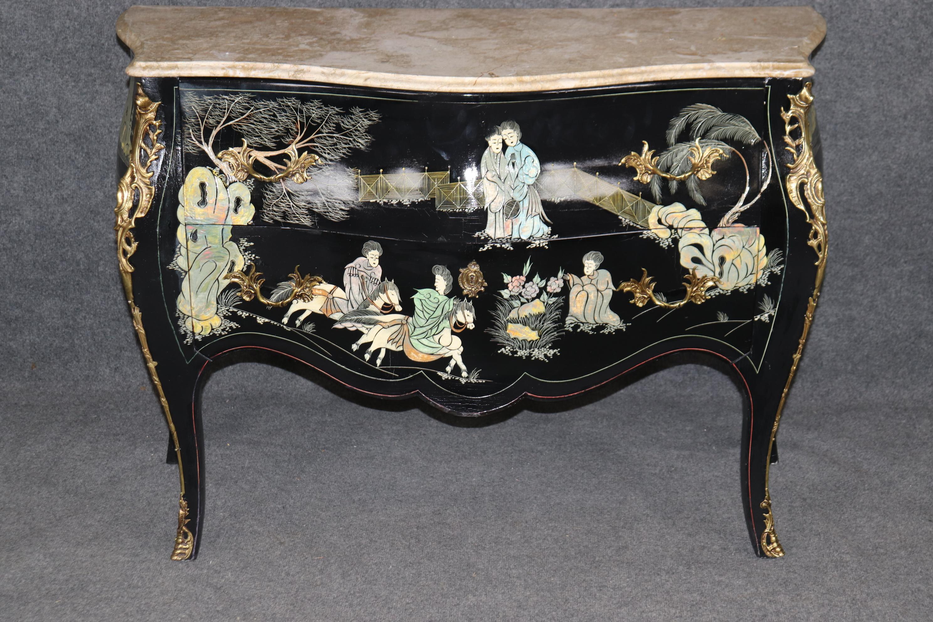 Si tratta di una splendida commode realizzata in lacca intagliata Coromandel, ovvero strati di colore multipli che vengono intagliati per rivelare i colori sottostanti. Questa commode è realizzata in modo eccellente ed è assolutamente bella con