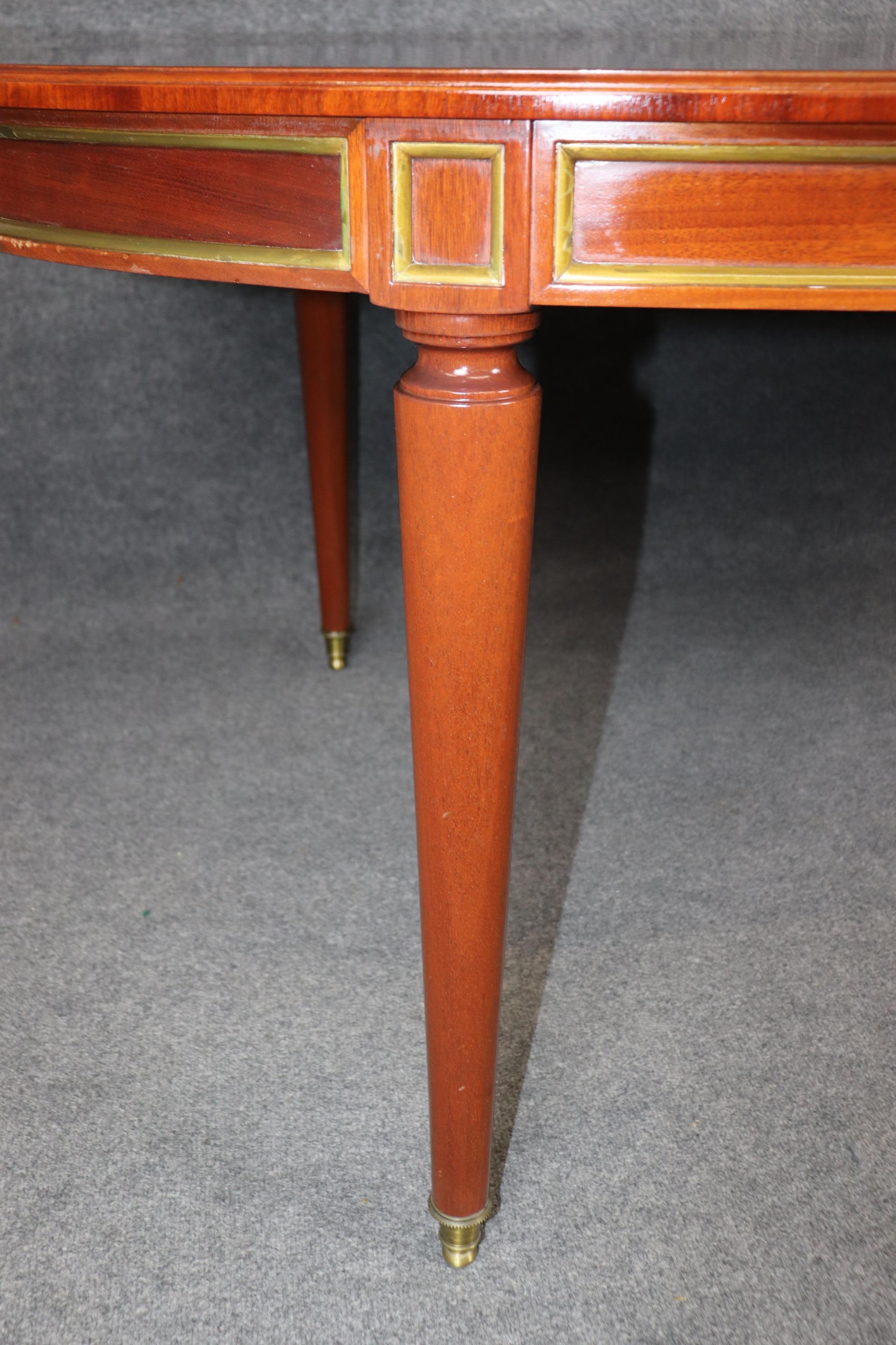 Superbe table de salle à manger en acajou de fabrication française attribuée à la Maison Jansen et ornée de laiton en vente 3
