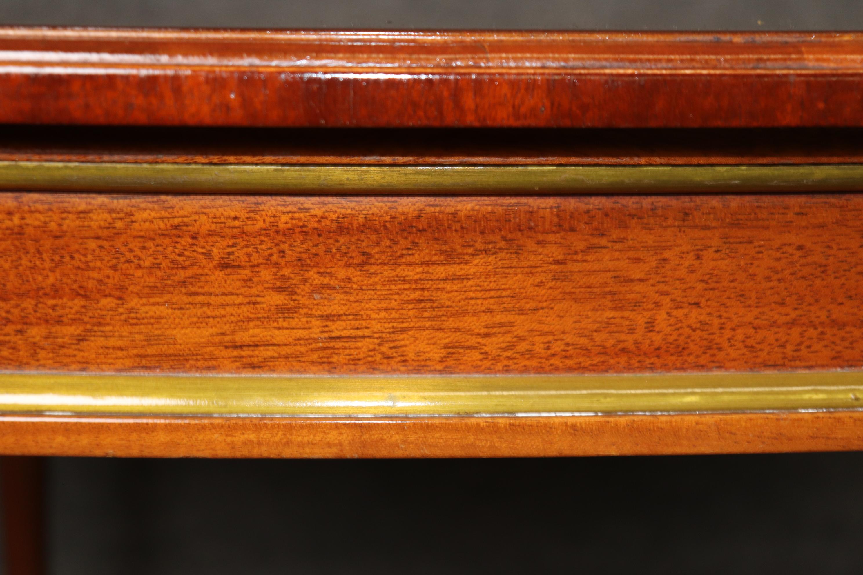 Superbe table de salle à manger en acajou de fabrication française attribuée à la Maison Jansen et ornée de laiton en vente 5