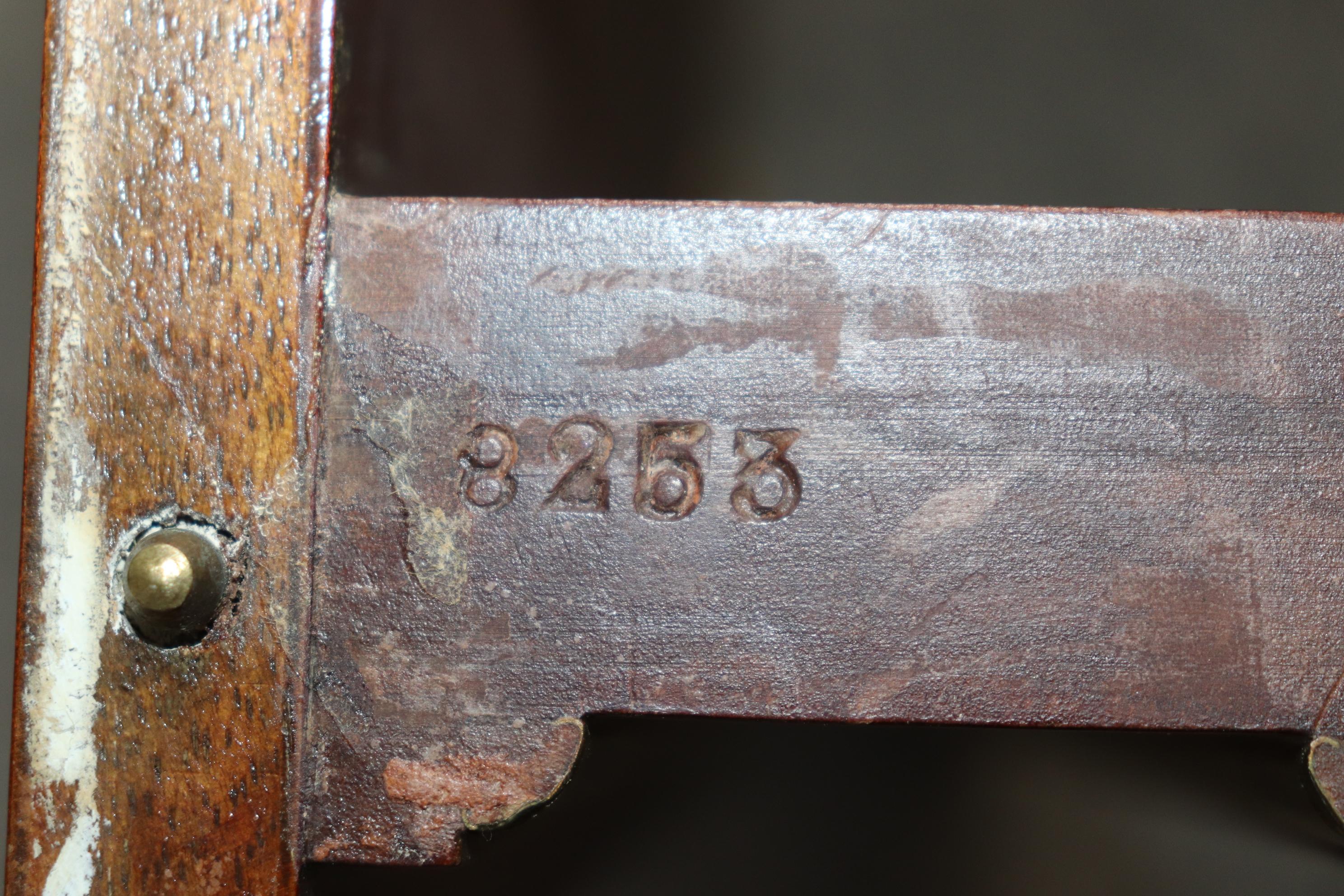 Superbe table de salle à manger en acajou de fabrication française attribuée à la Maison Jansen et ornée de laiton en vente 7