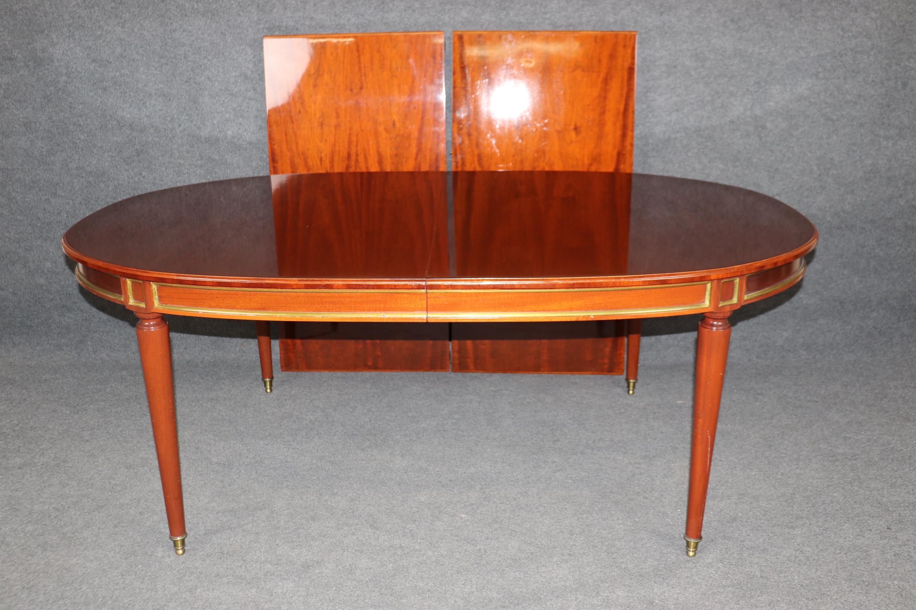 Directoire Superbe table de salle à manger en acajou de fabrication française attribuée à la Maison Jansen et ornée de laiton en vente