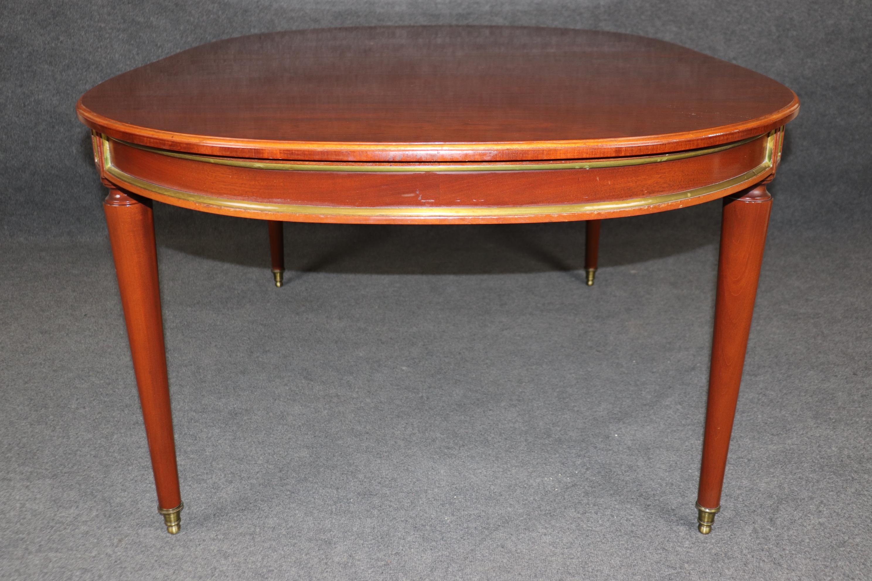 Superbe table de salle à manger en acajou de fabrication française attribuée à la Maison Jansen et ornée de laiton Bon état - En vente à Swedesboro, NJ