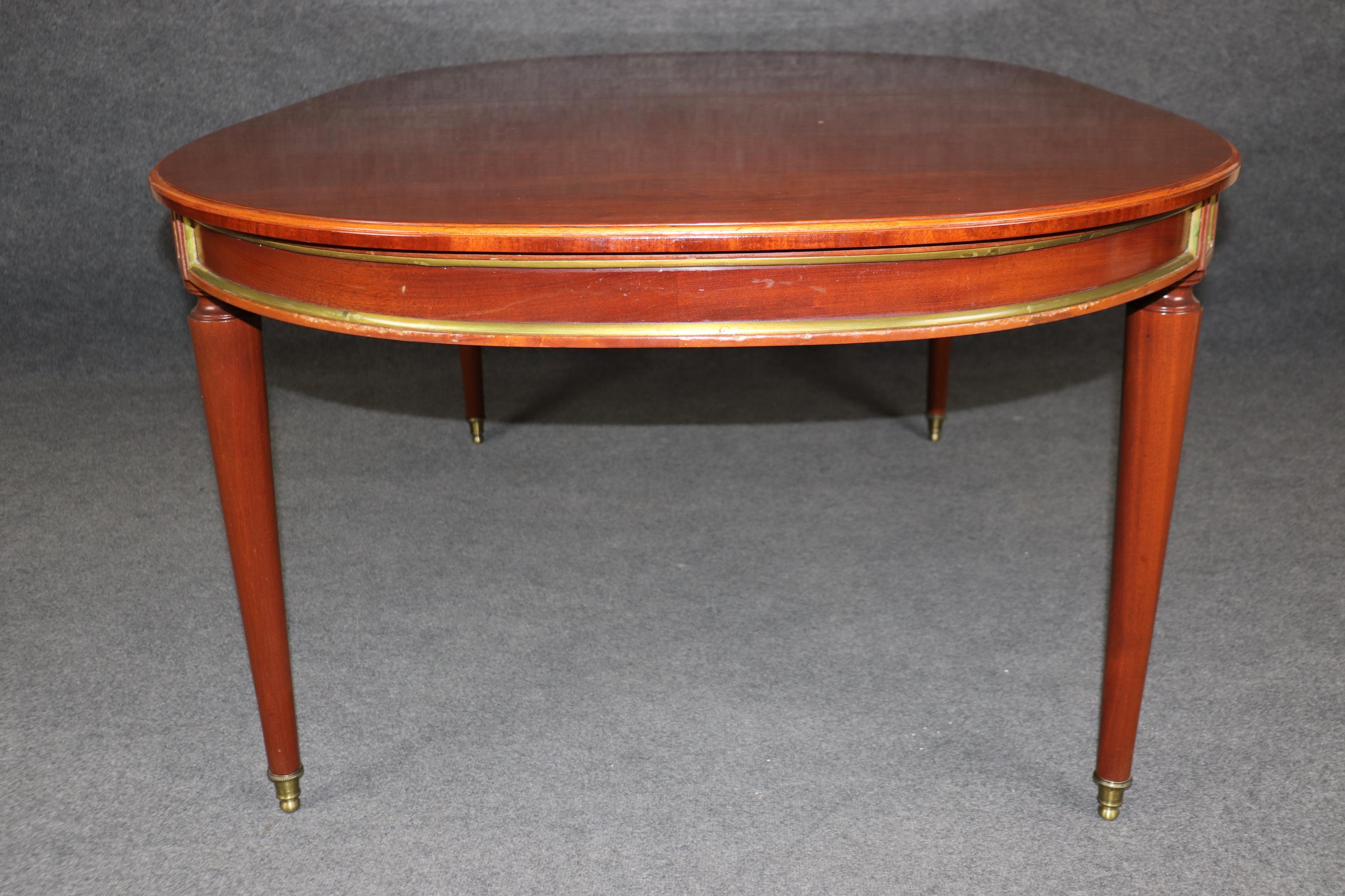 Laiton Superbe table de salle à manger en acajou de fabrication française attribuée à la Maison Jansen et ornée de laiton en vente