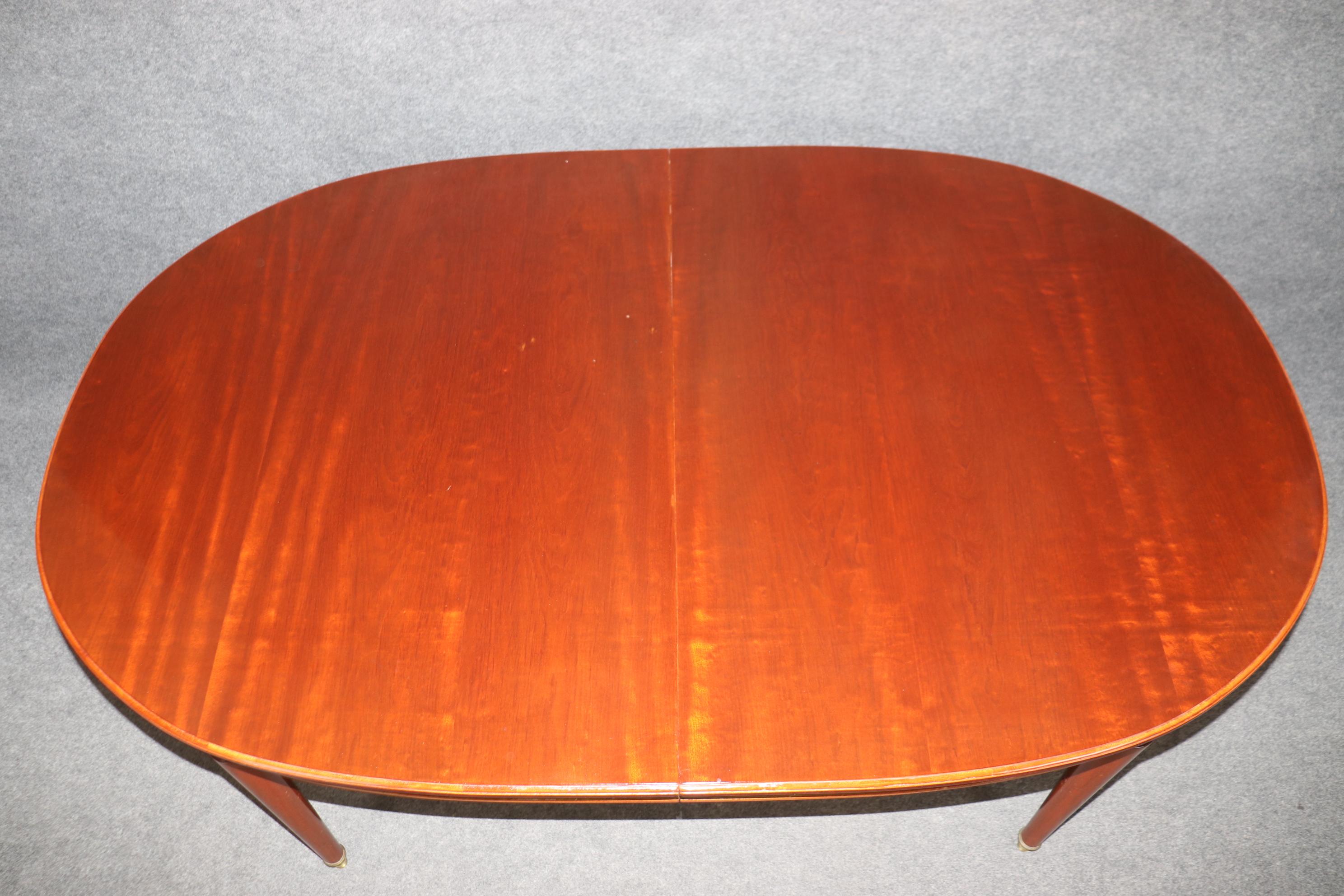 Superbe table de salle à manger en acajou de fabrication française attribuée à la Maison Jansen et ornée de laiton en vente 1