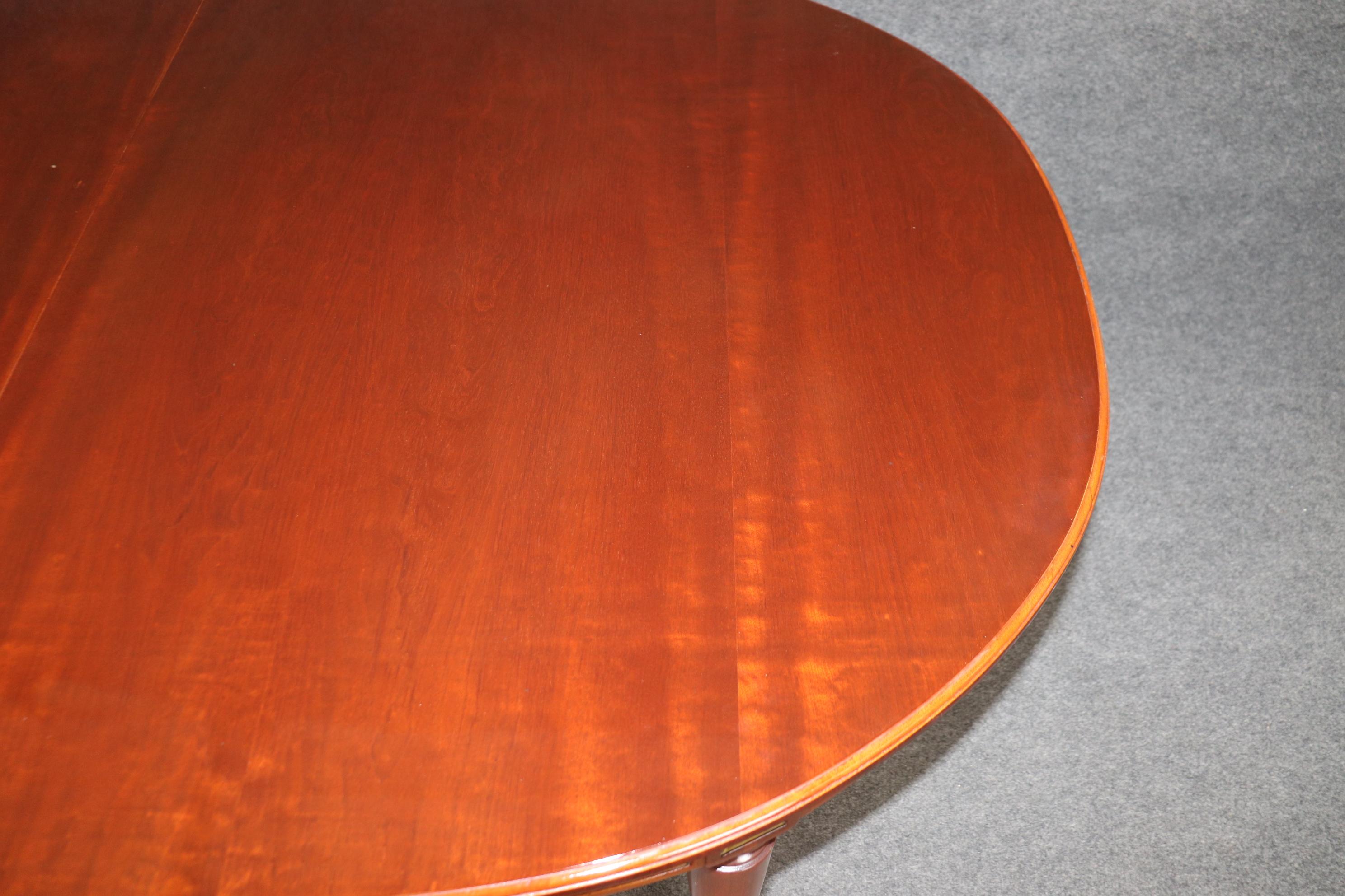 Superbe table de salle à manger en acajou de fabrication française attribuée à la Maison Jansen et ornée de laiton en vente 2