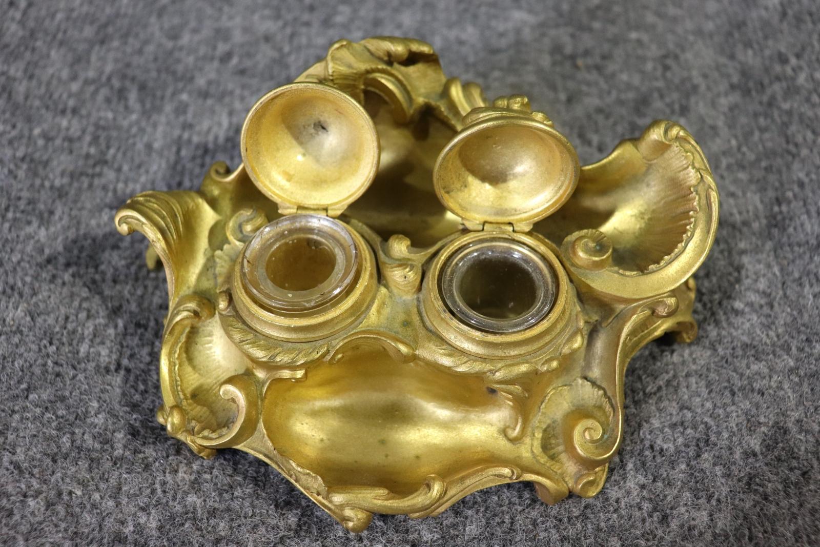 Rococò Superbo calamaio doppio in bronzo in stile French Rococo per scrivania in vendita