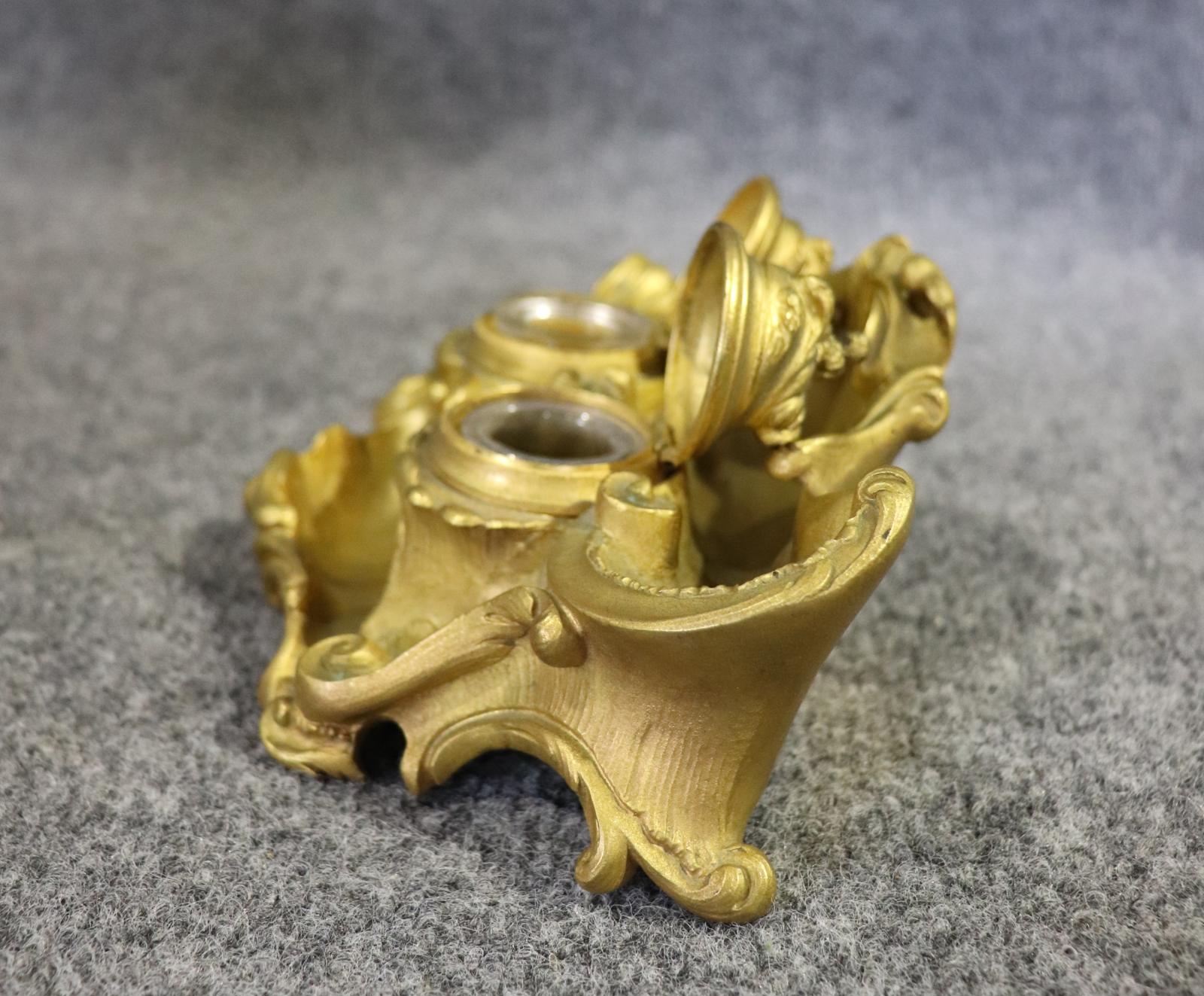 Francese Superbo calamaio doppio in bronzo in stile French Rococo per scrivania in vendita