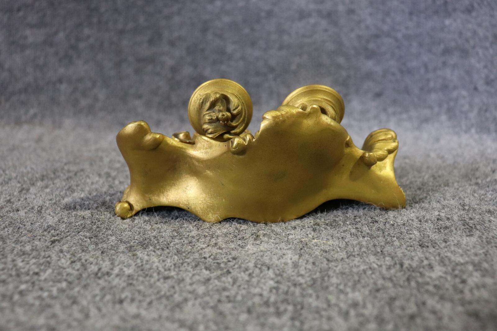 Superbo calamaio doppio in bronzo in stile French Rococo per scrivania In condizioni buone in vendita a Swedesboro, NJ