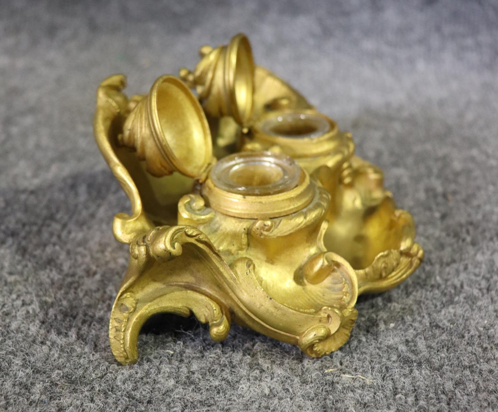 Inizio XX secolo Superbo calamaio doppio in bronzo in stile French Rococo per scrivania in vendita