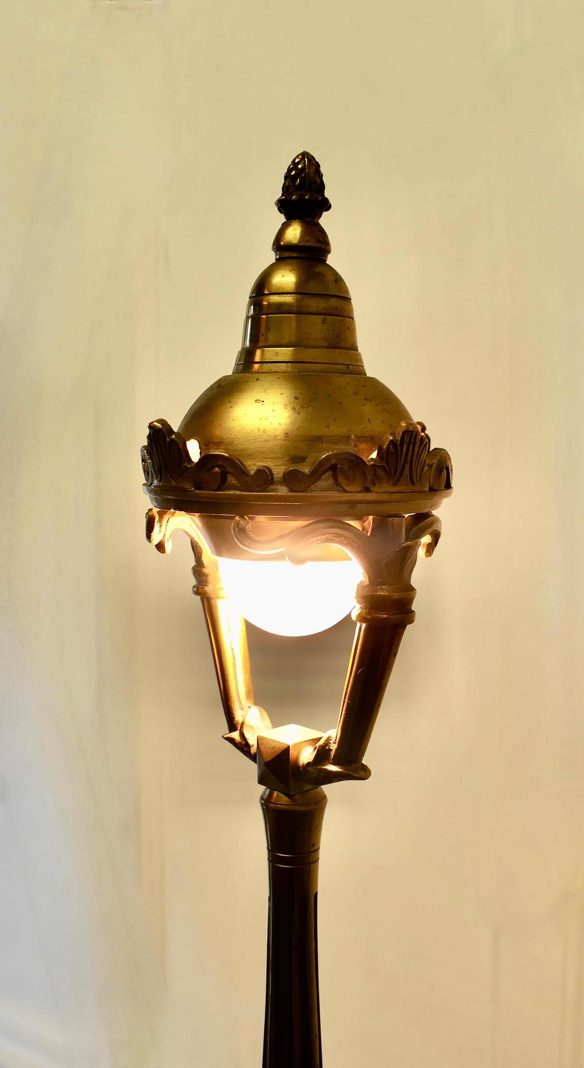 Superb French Table Lamp Modelled on a Paris Street Lamp In Good Condition For Sale In Godshill, Isle of Wight