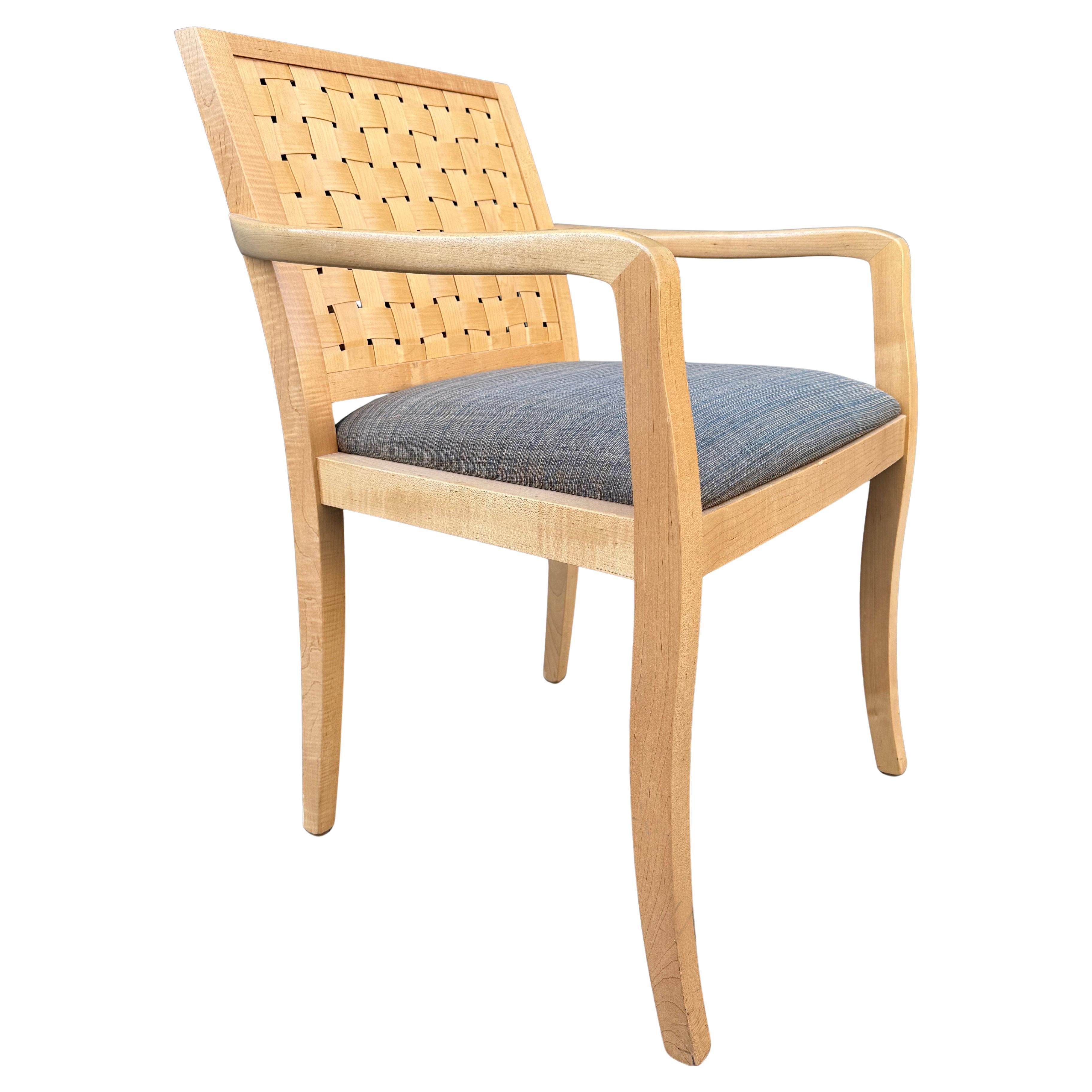 Série la brea conçue par Timothy Defiebre pour Geiger. Forme rare avec un dos tissé complexe. Érable massif avec revêtement bleu. Solide et confortable. Très propre. Réception, invité et fauteuil.