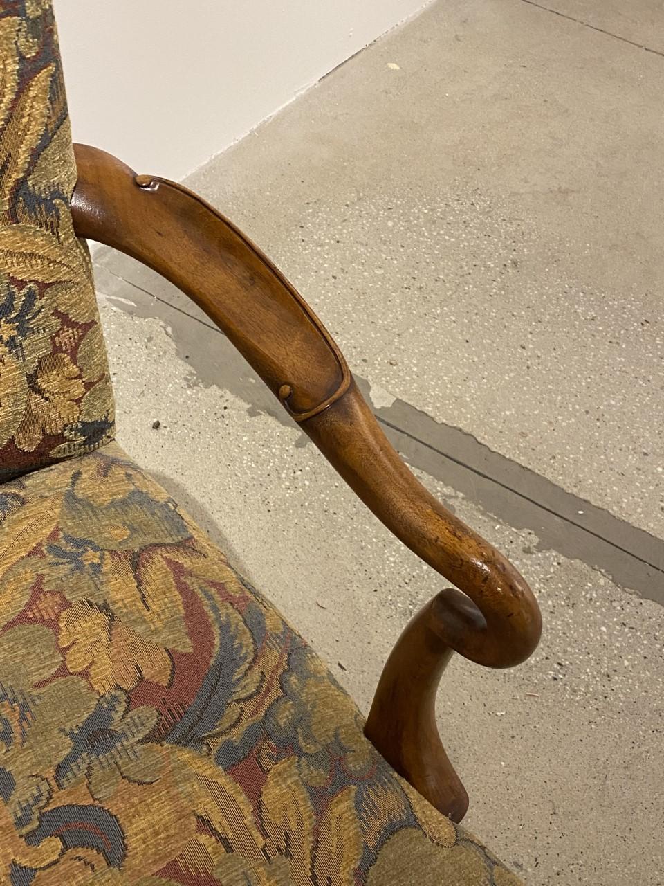 Ein wirklich feiner offener Sessel aus Nussbaum im englischen George-I-Stil von Wood & Hogan, der nur von einem Sesselmacher-Meister hergestellt werden kann. Beachten Sie die wunderschön geformten, tief ausgeschnittenen Hirtenbogenarme und die