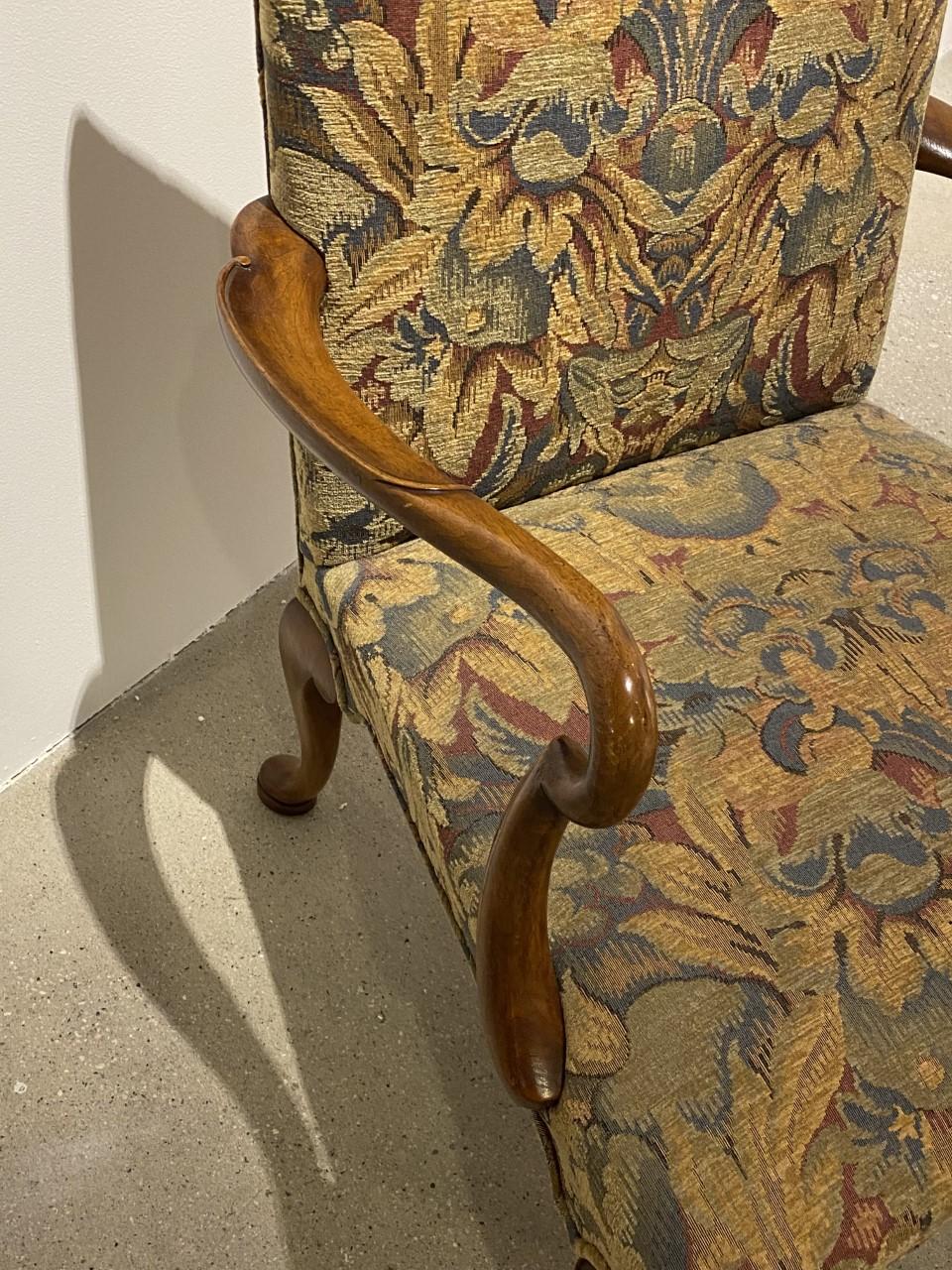 Anglais Superbe fauteuil ouvert en bois et noyer de style George I de Hogan en vente