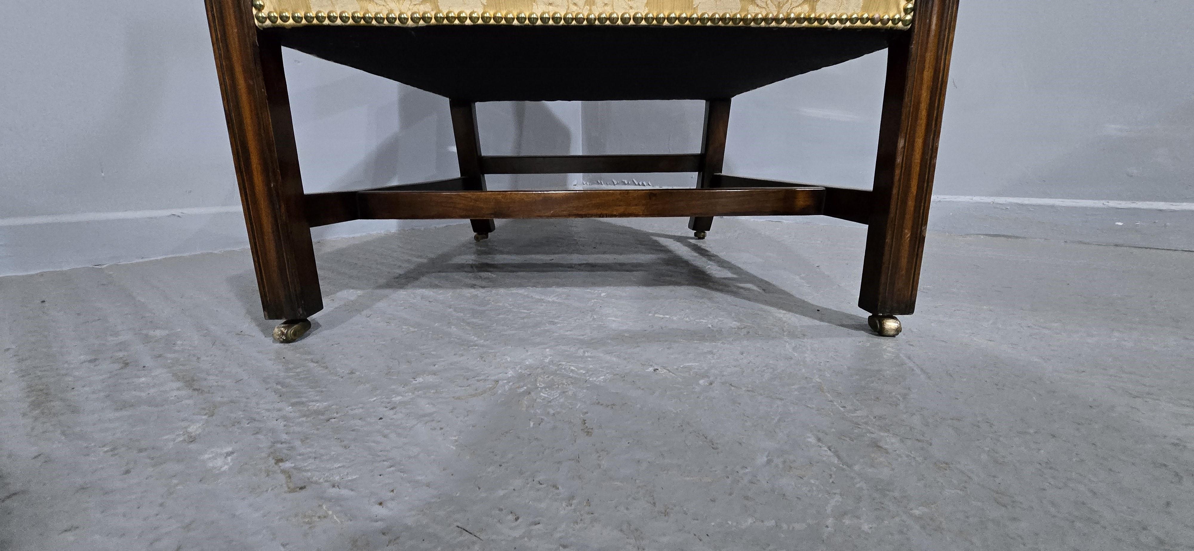 Superbe chaise de bibliothèque Gainsborough de style géorgien Excellent état - En vente à Swadlincote, GB