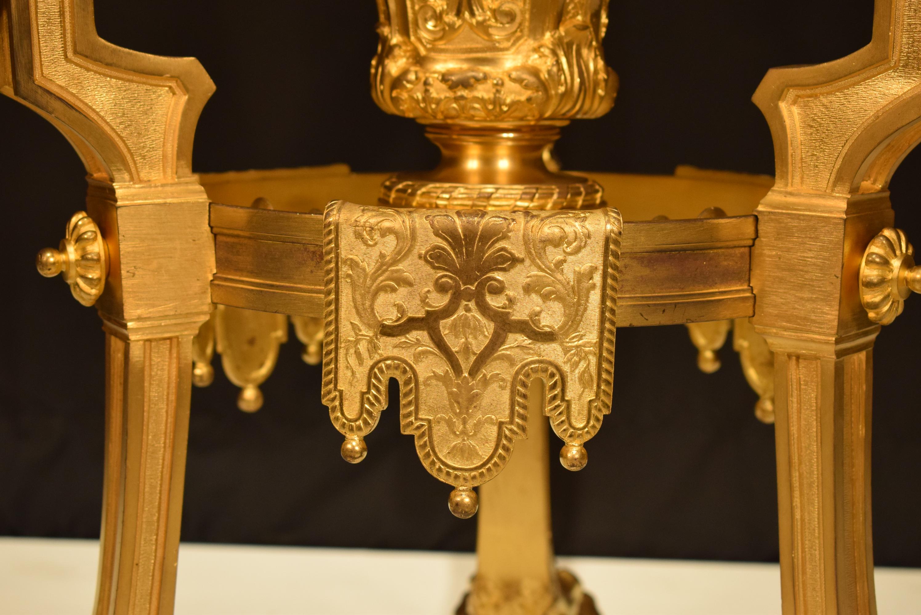 Français Superbe table centrale en bronze doré avec plateau en lapis-lazuli en vente