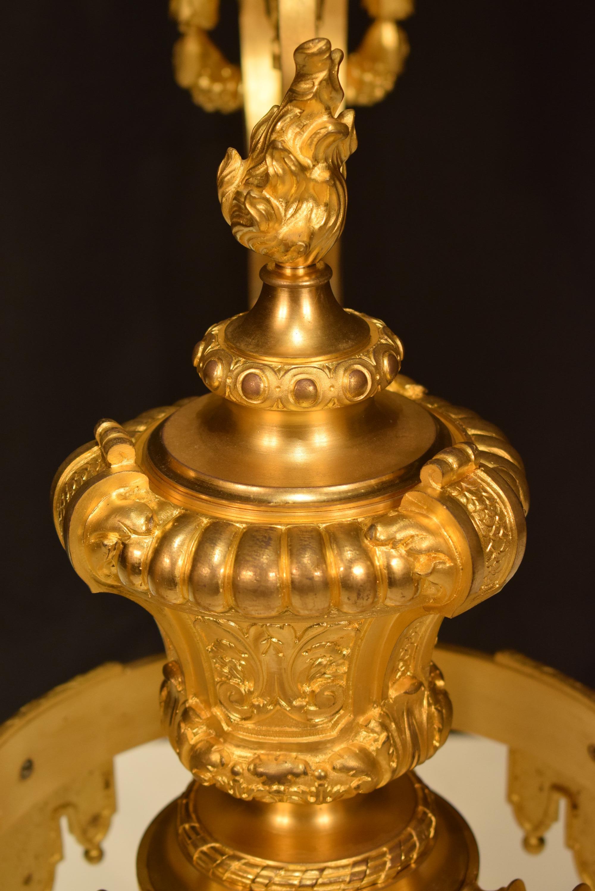 Doré Superbe table centrale en bronze doré avec plateau en lapis-lazuli en vente