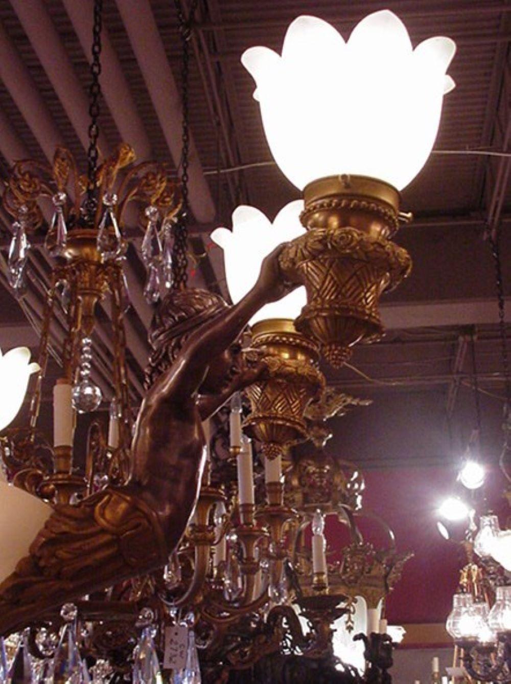Début du 20ème siècle  Superbe lustre en bronze doré et bronze patiné.  en vente