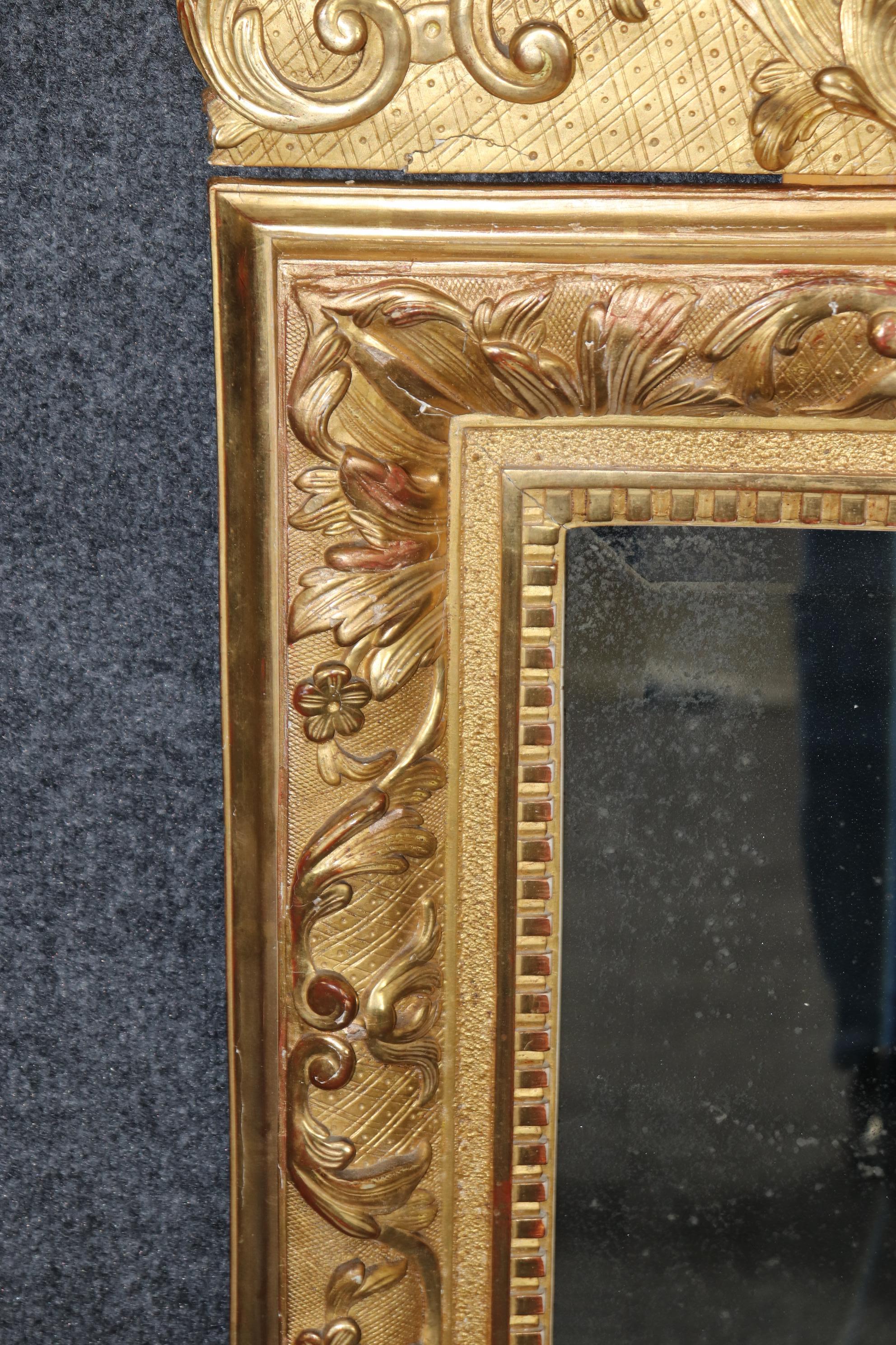 Français Superbe miroir mural français ancien Louis XV des années 1820 en bois doré  en vente