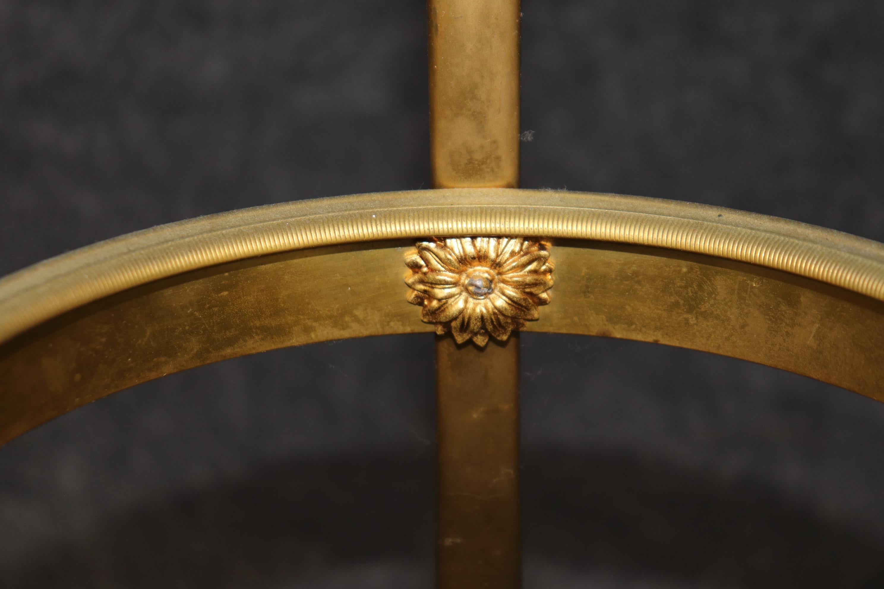 Magnífica mesa auxiliar de gueridón de bronce dorado y malaquita del Directoire francés 3