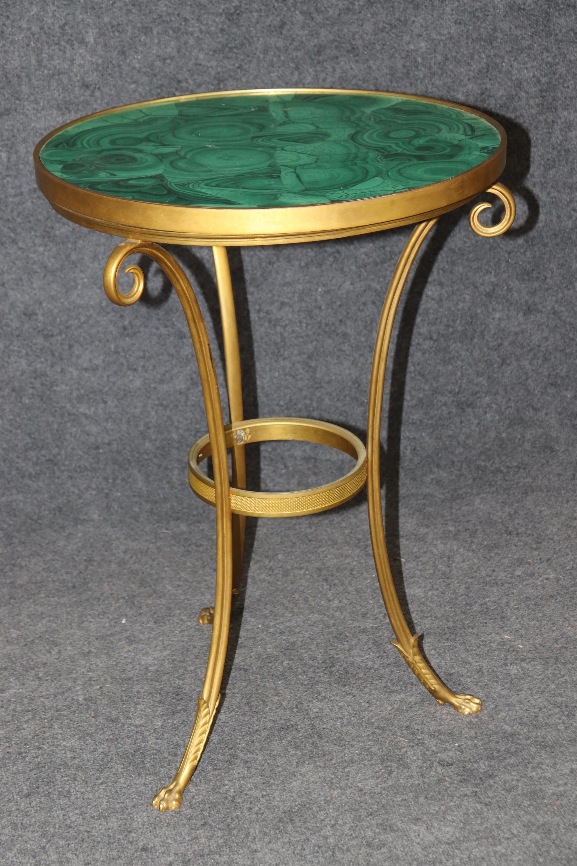 Magnífica mesa auxiliar de gueridón de bronce dorado y malaquita del Directoire francés Francés