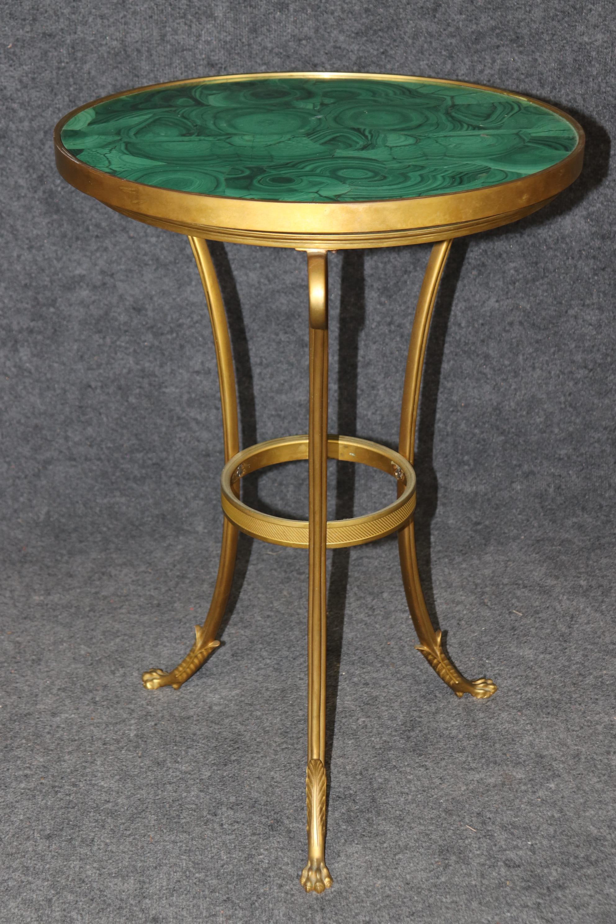 Magnífica mesa auxiliar de gueridón de bronce dorado y malaquita del Directoire francés en Bueno Estado en Swedesboro, NJ