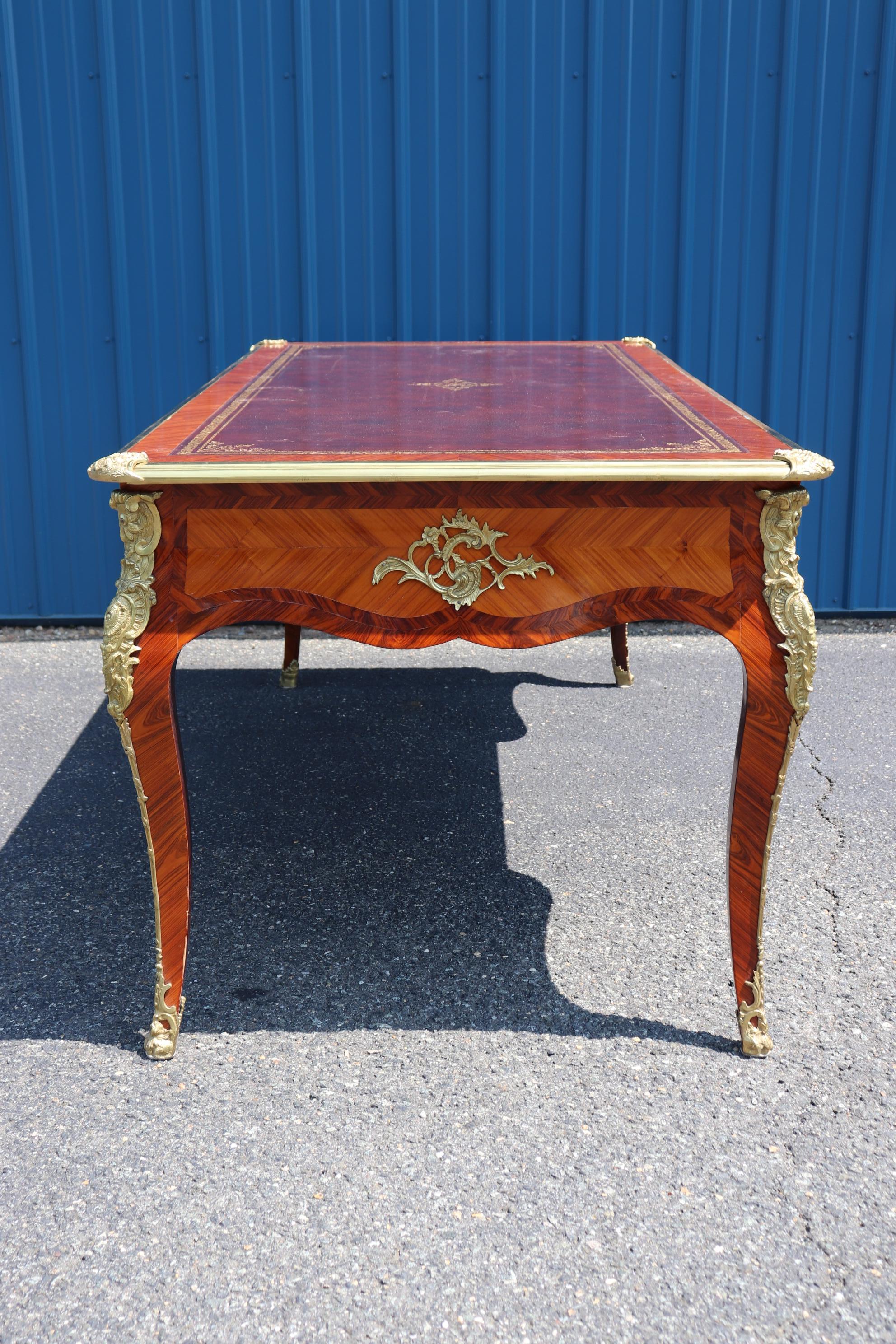 Superb Gold Embossed Leather Top Bronze Mounted Rosewood Bureau Plat Desk In Good Condition In Swedesboro, NJ