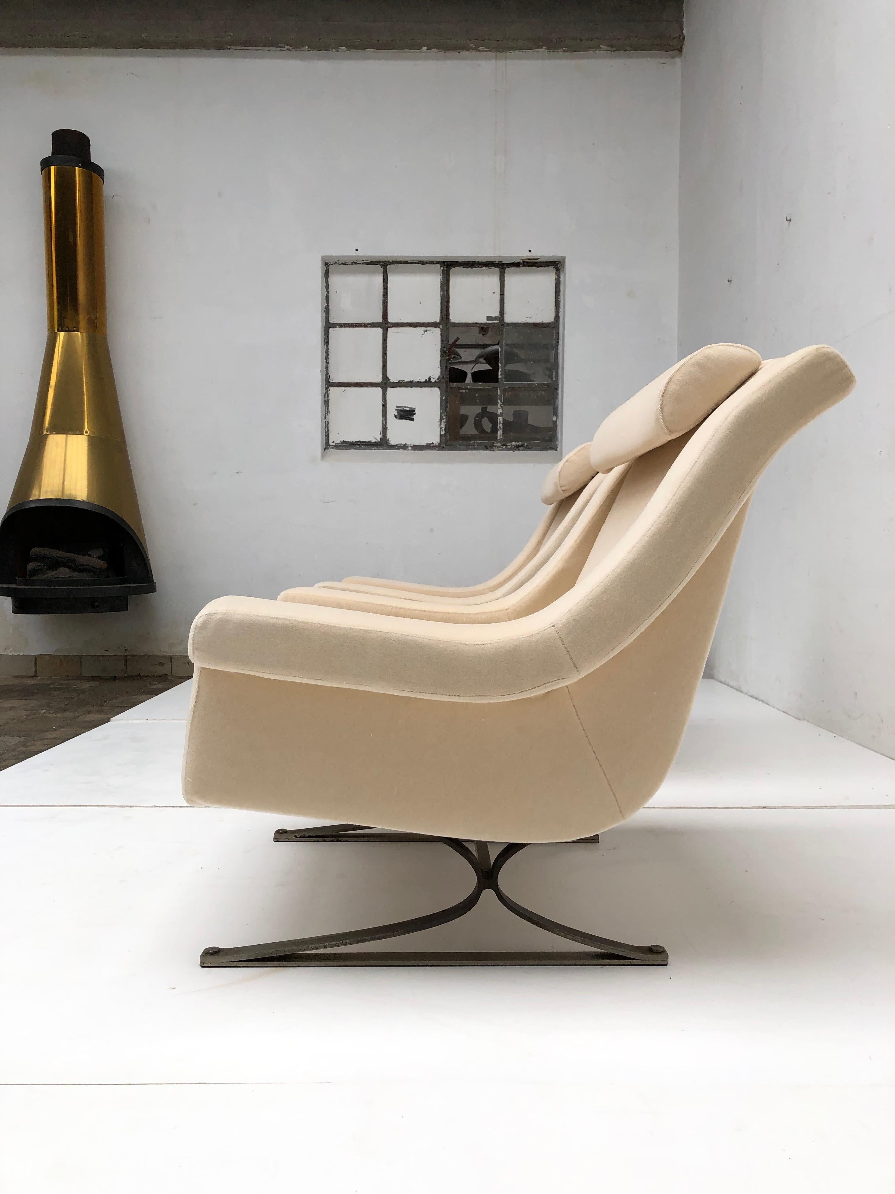 Wood Superb 'Grand Prix' lounge chairs & sofa by Sculptor Maurice Calka, Arflex, 1960 For Sale