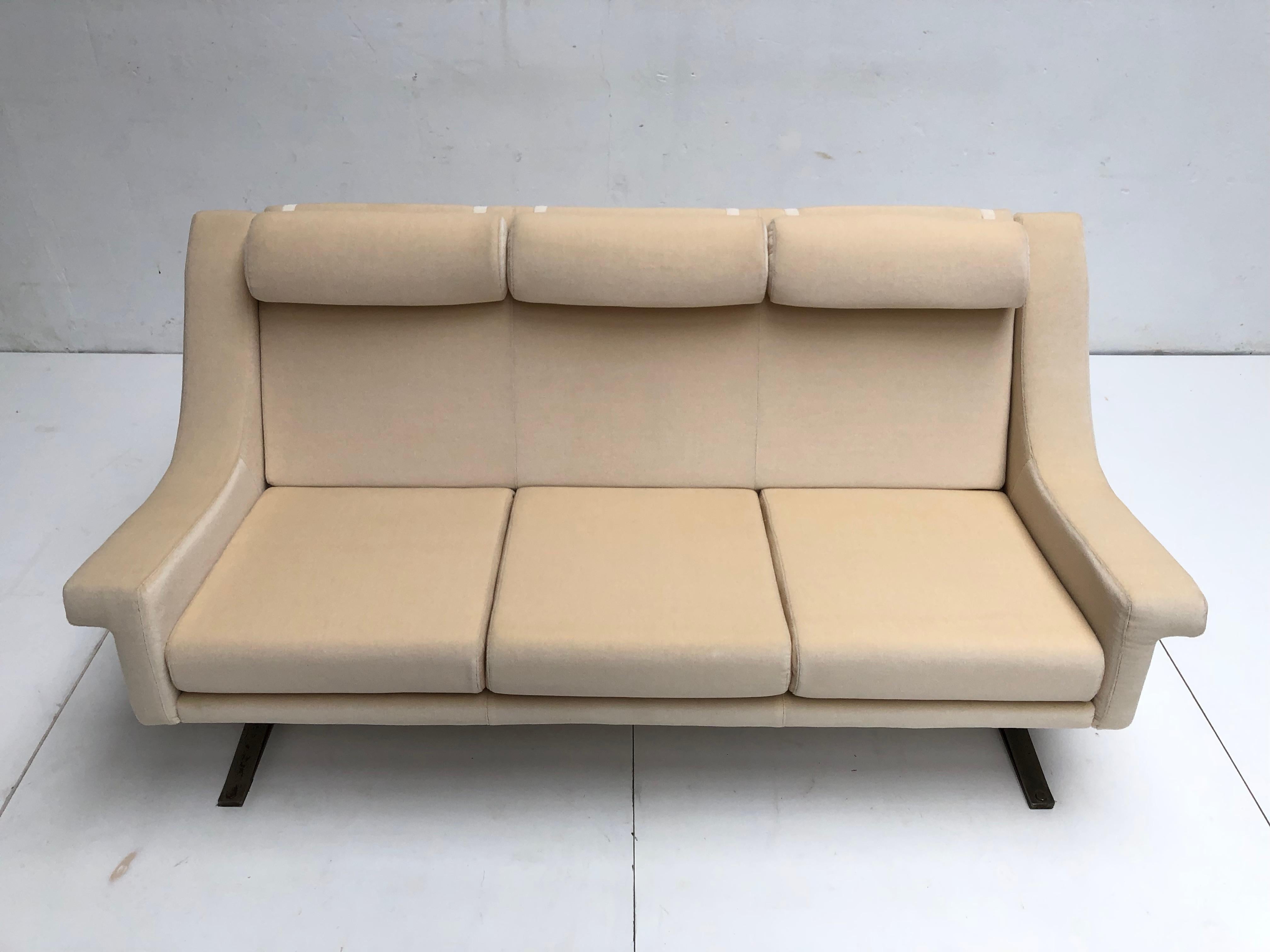 Enameled Superb 'Grand Prix' lounge chairs & sofa by Sculptor Maurice Calka, Arflex, 1960 For Sale