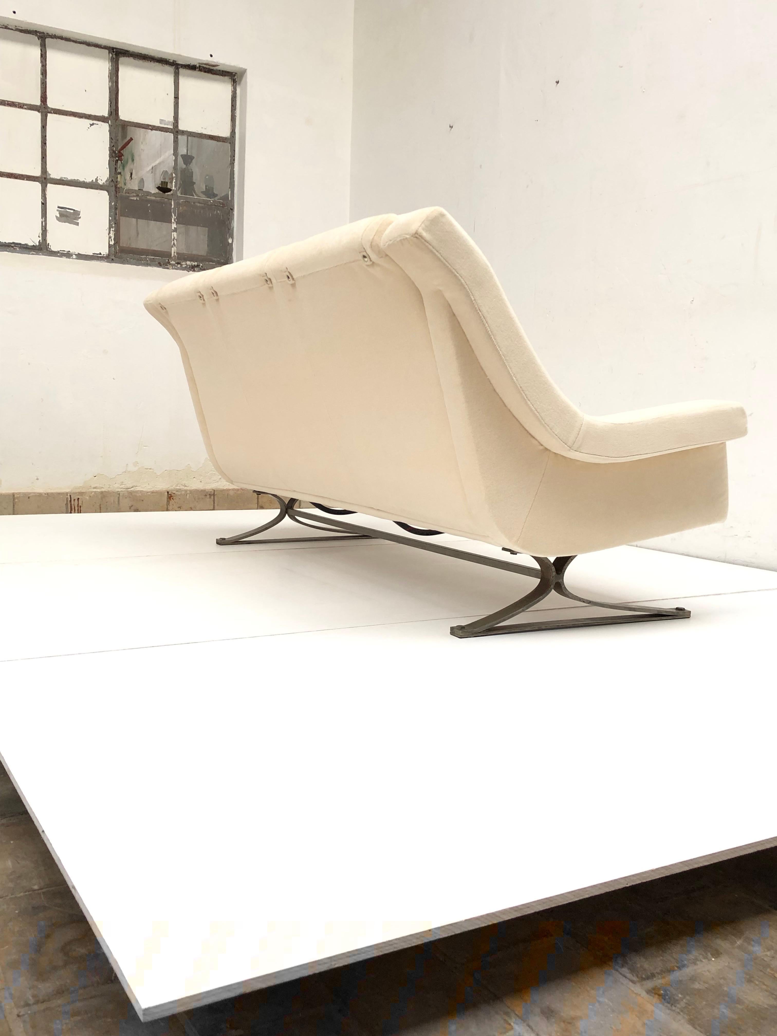 Superb 'Grand Prix' lounge chairs & sofa by Sculptor Maurice Calka, Arflex, 1960 For Sale 1