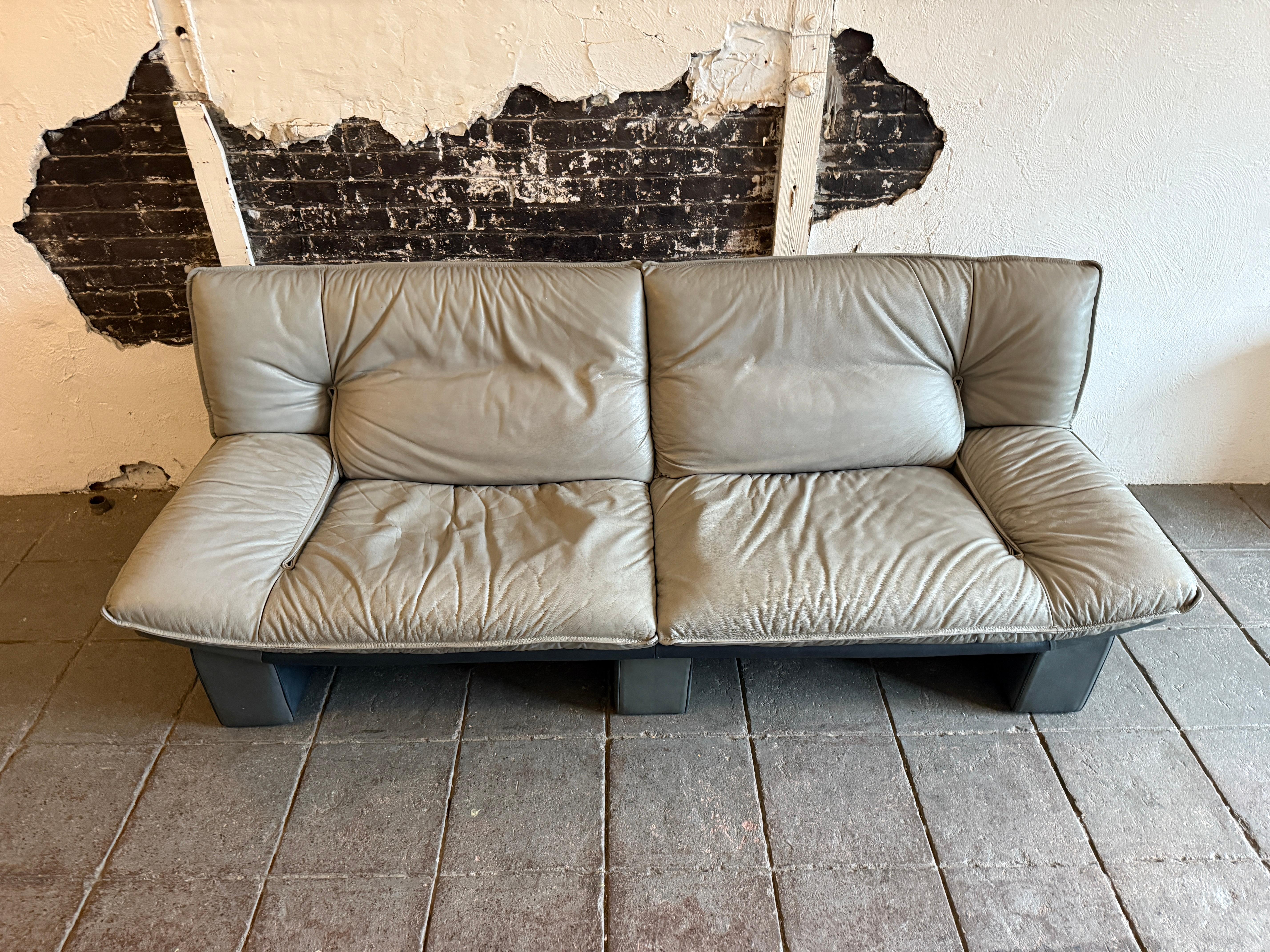 Canapé en cuir italien Nicoletti Salotti Post Modern gris 2 tons. Très amusant Magnifique canapé en cuir long pop art. Le dossier et les pieds sont recouverts de cuir. Ce magnifique objet d'époque transformera n'importe quel espace moderne ou
