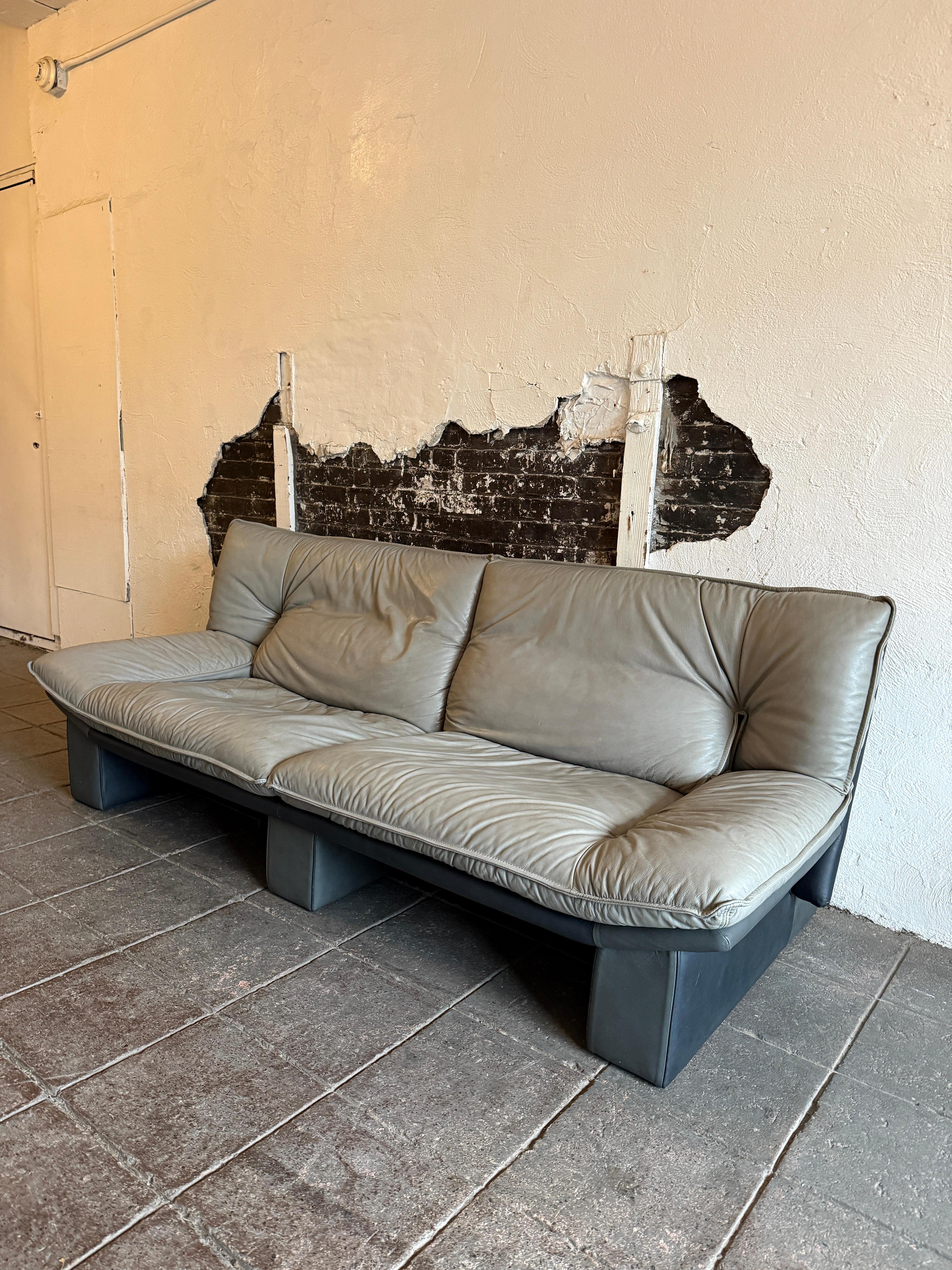 Postmoderne Superbe canapé bas en cuir italien gris Nicoletti Salotti Post Modern en vente