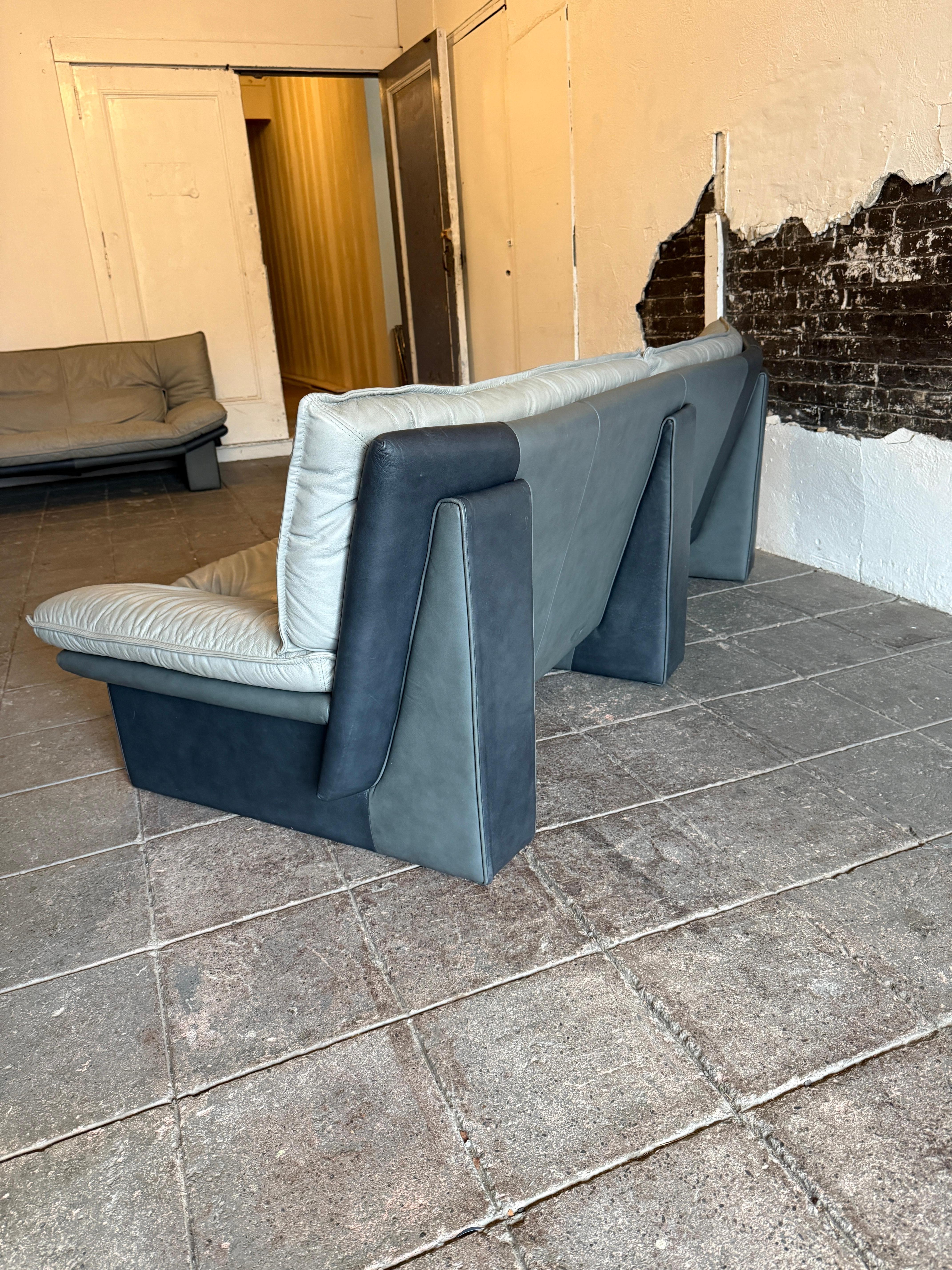 Superbe canapé bas en cuir italien gris Nicoletti Salotti Post Modern Bon état - En vente à Brooklyn, NY