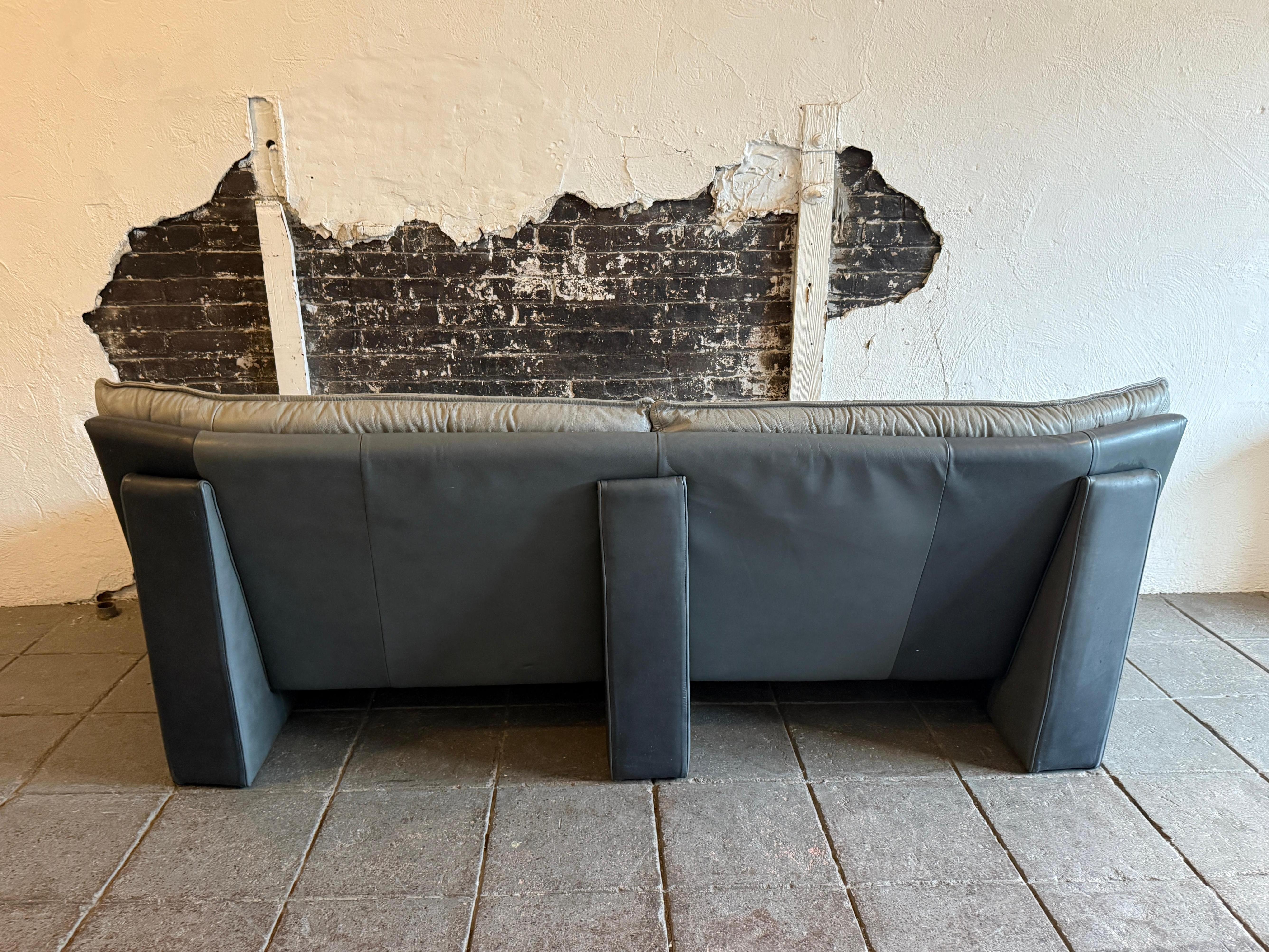 Fin du 20e siècle Superbe canapé bas en cuir italien gris Nicoletti Salotti Post Modern en vente