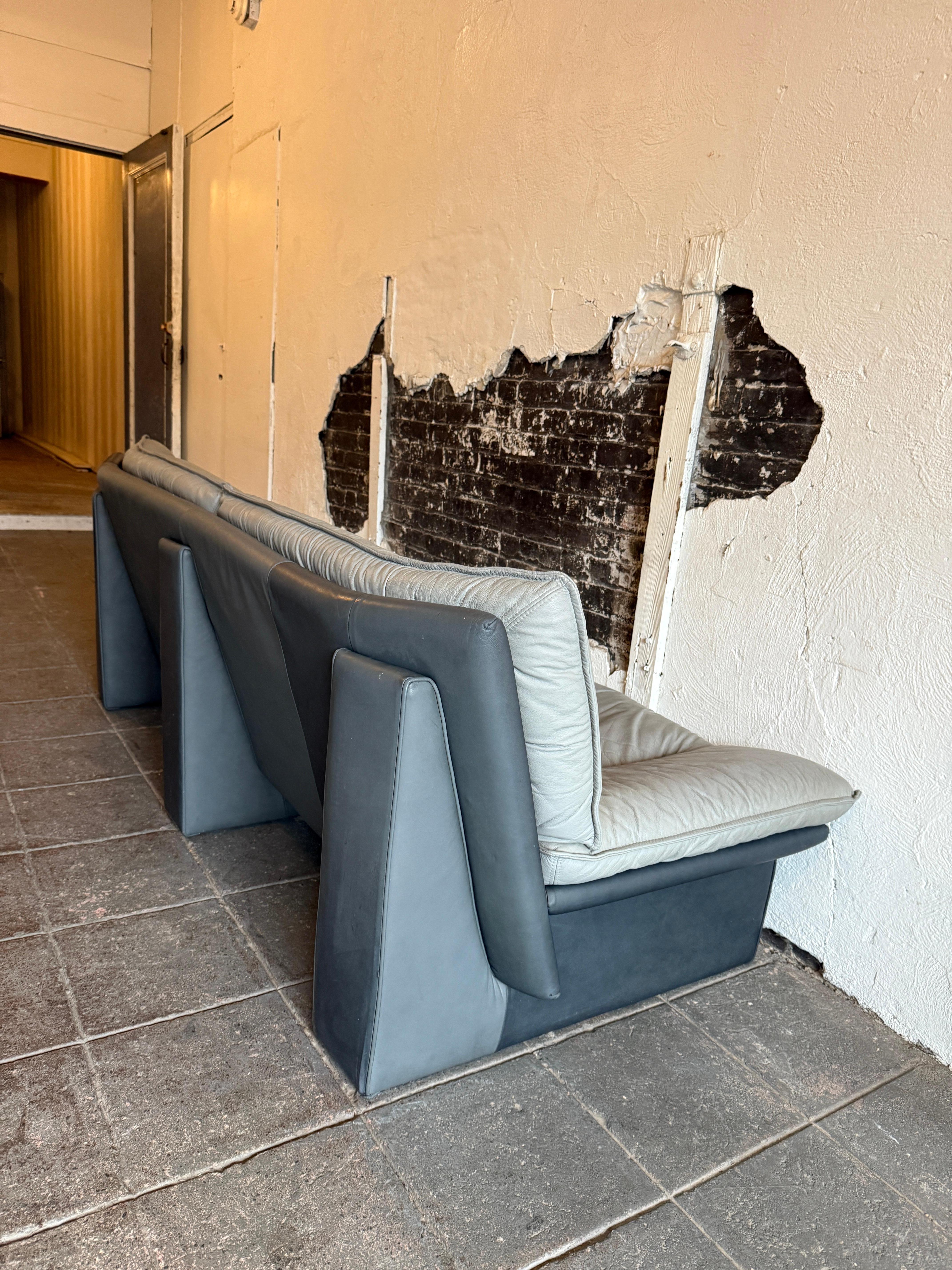 Cuir Superbe canapé bas en cuir italien gris Nicoletti Salotti Post Modern en vente