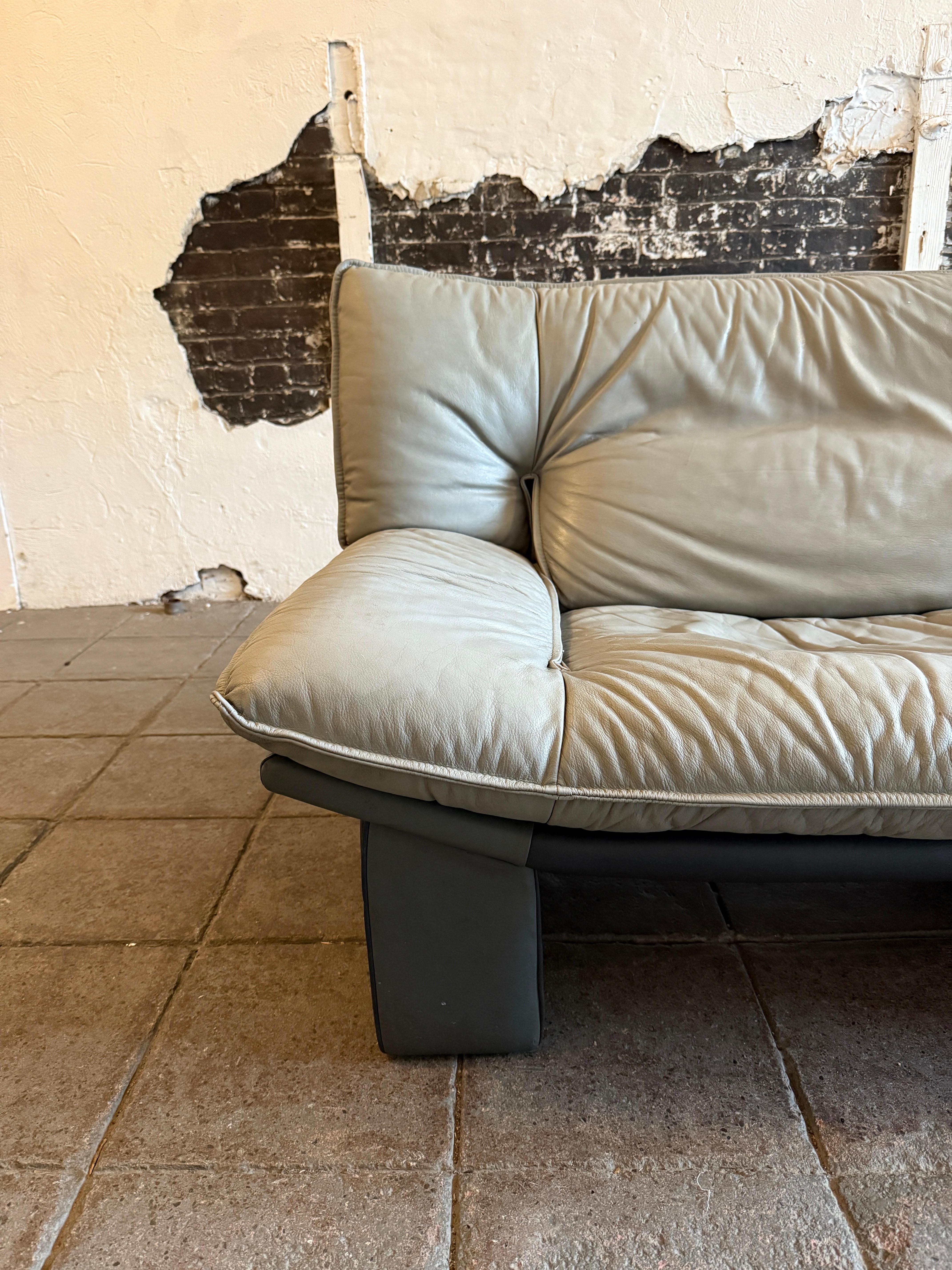 Superbe canapé bas en cuir italien gris Nicoletti Salotti Post Modern en vente 1