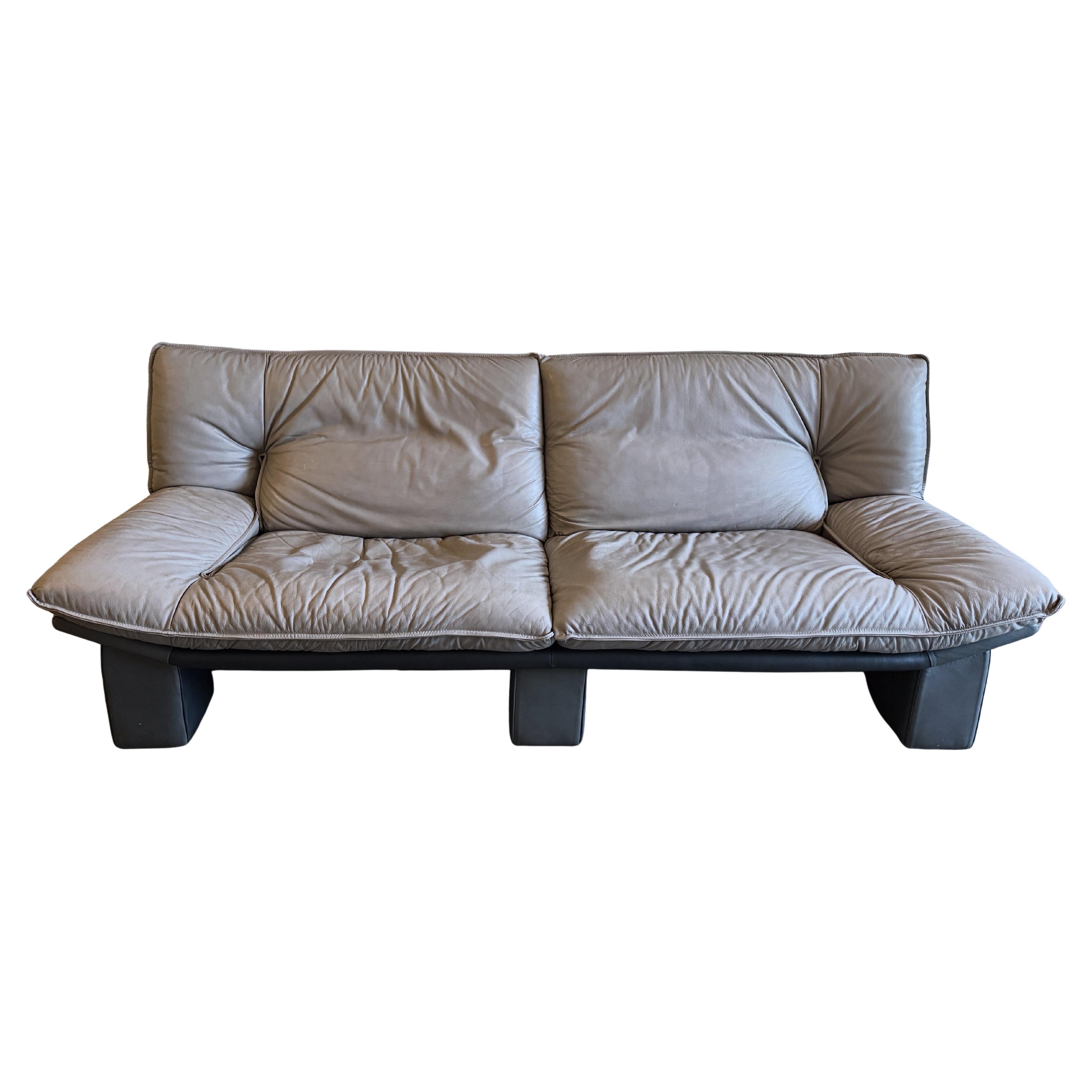 Superbe canapé bas en cuir italien gris Nicoletti Salotti Post Modern