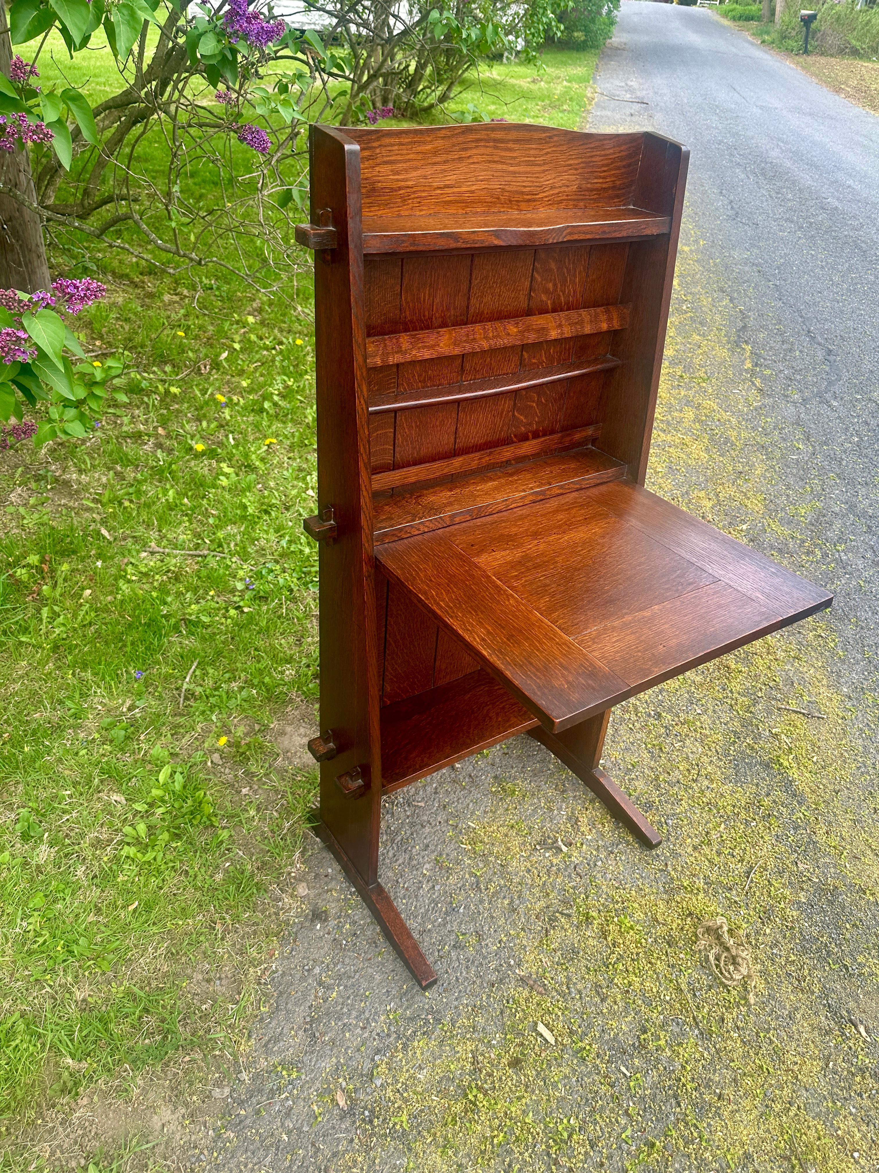 SUPERB Gustav Stickley Antike Challe Schreibtisch, circa 1902- 03 mit roten Box Aufkleber markiert, wie abgebildet.

Dies ist ein toll aussehender Gustav Stickley Chalet-Schreibtisch.  Es ist mit dem kleineren roten Kastenaufkleber gekennzeichnet.