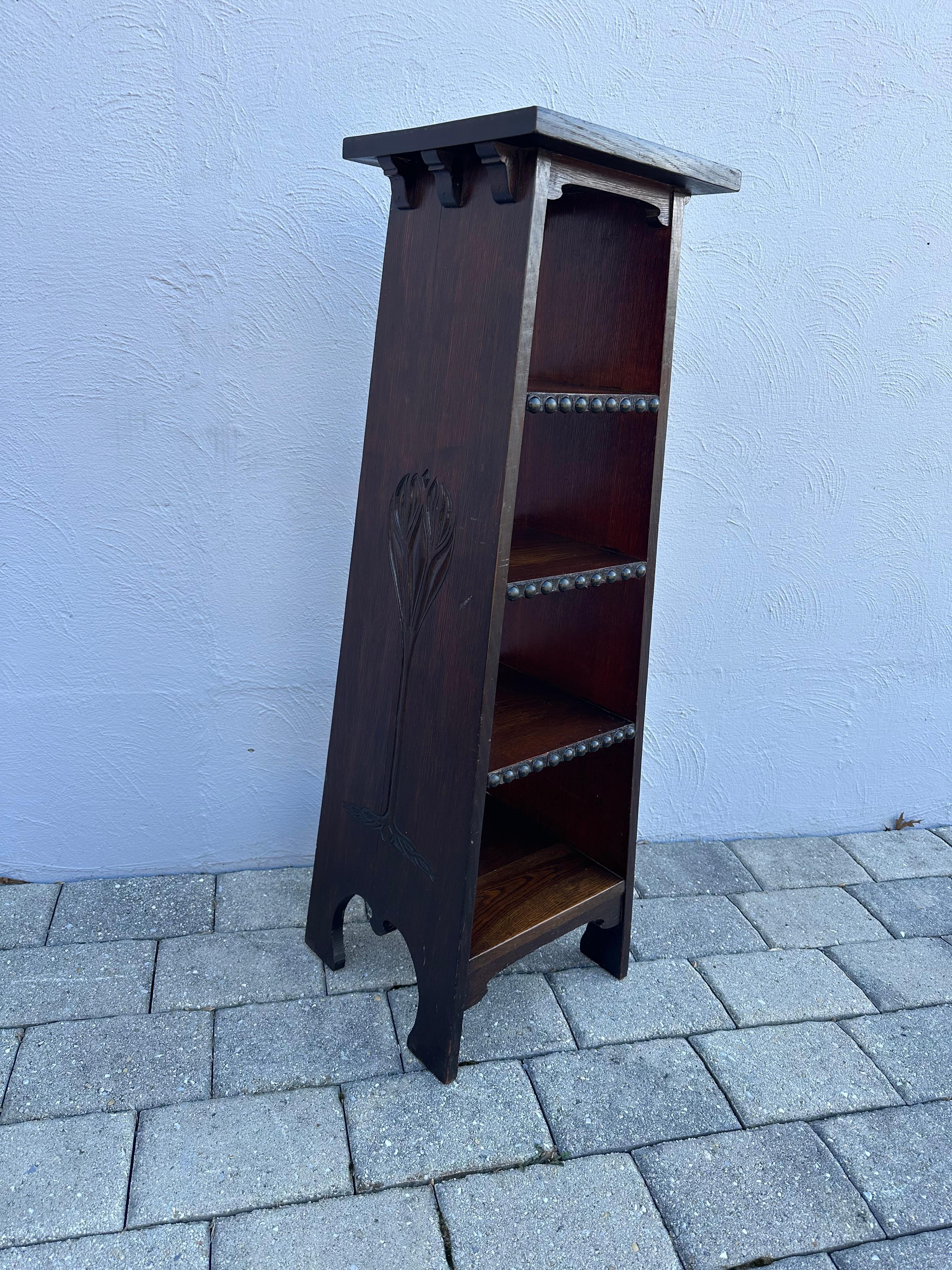 Dies ist ein SUPERB Gustav Stickley Early Chalet Magazine Stand, ca. 1900, in perfektem Zustand.  Es hat die mint ursprüngliche Oberfläche, Nägel, und Rauch schwarzer Farbe. (Hinweis: In natura sieht es vielleicht noch schöner aus - auf einigen