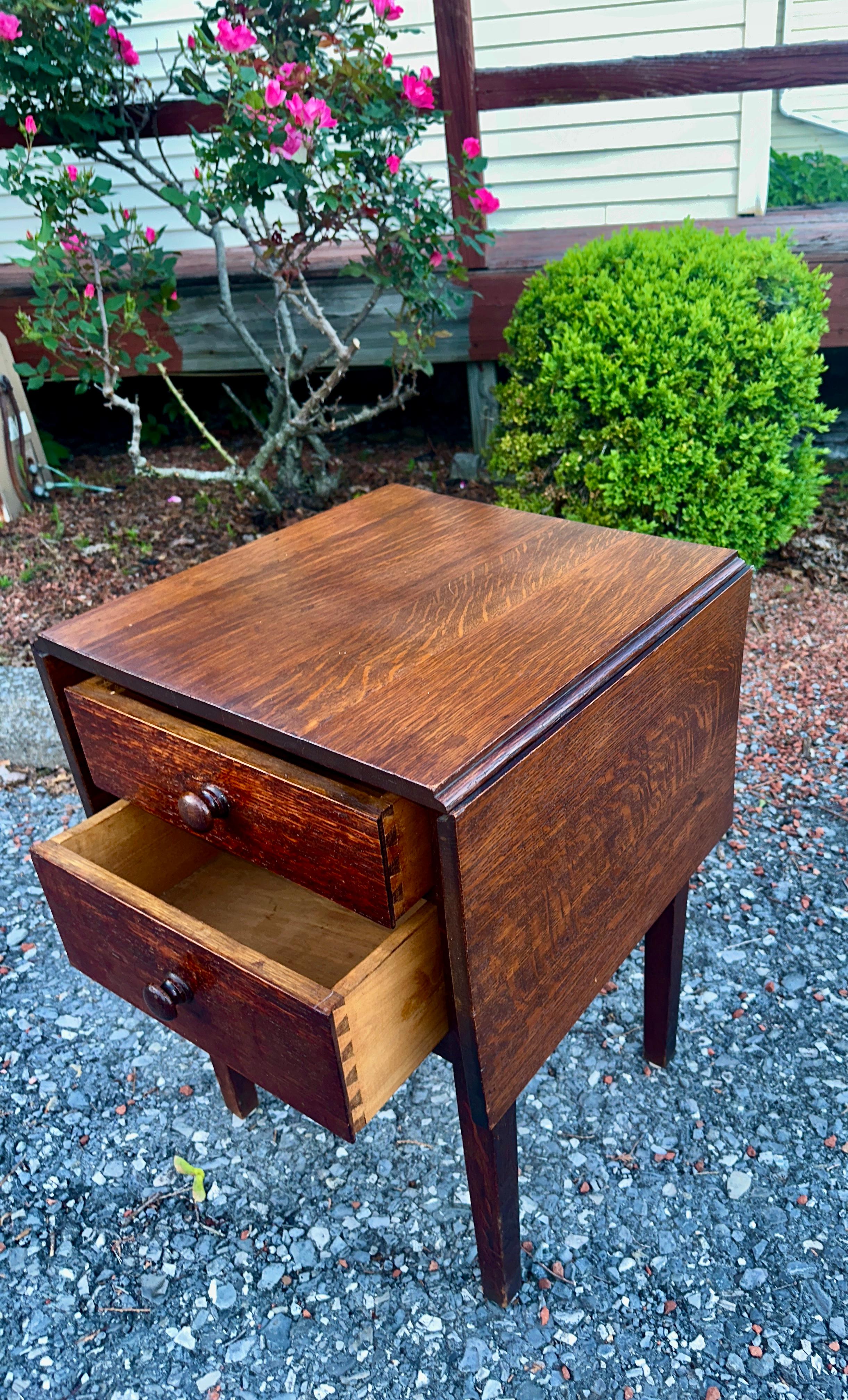 SUPERB   FIRMADO   Gustav Stickley Atril con Dos Hojas Caídas c. 1907  PUEDE QUE TENGAMOS UN PAR.

AHORA EN REBAJAS DEL 20

Marcado con calcomanía roja y etiqueta de papel como en la foto, en EXCELENTE estado.
con buen acabado original. publicaremos
