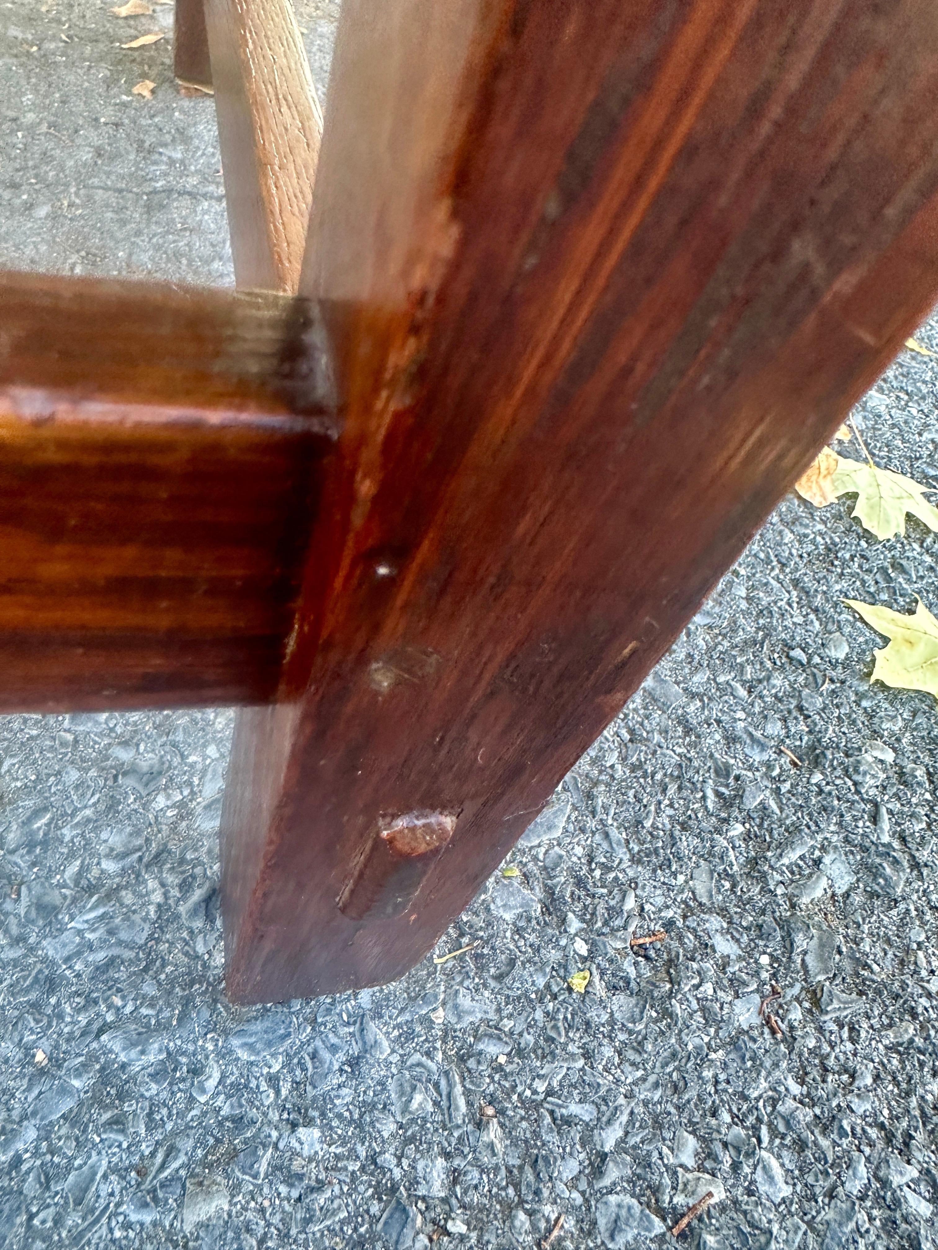 Dies ist eine Superb Gustav Stickley Modell 300 Fußbank mit acht (8) Instanzen von thru-tenon Konstruktion.  Der Artikel hat die ursprüngliche Juteunterlage auf der Unterseite mit den Resten des ursprünglichen Stickley Labels.  Alle 24 Nägel sind