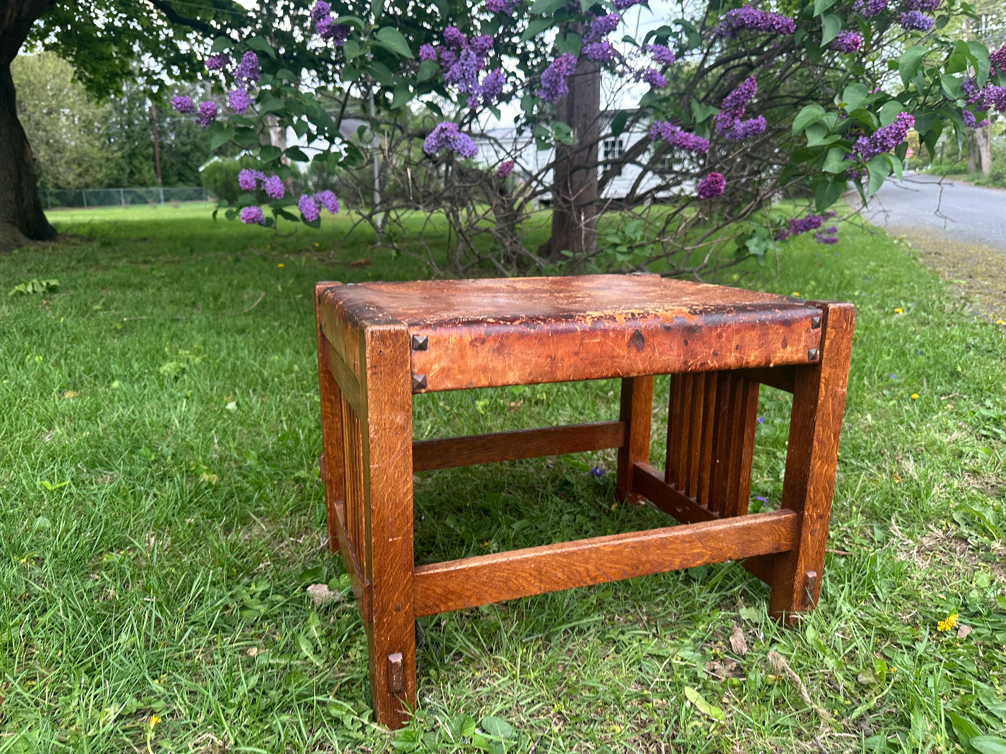 SUPERB Gustav Stickley Spindled Fußhocker mit Spindeln - W7812 im Angebot 10