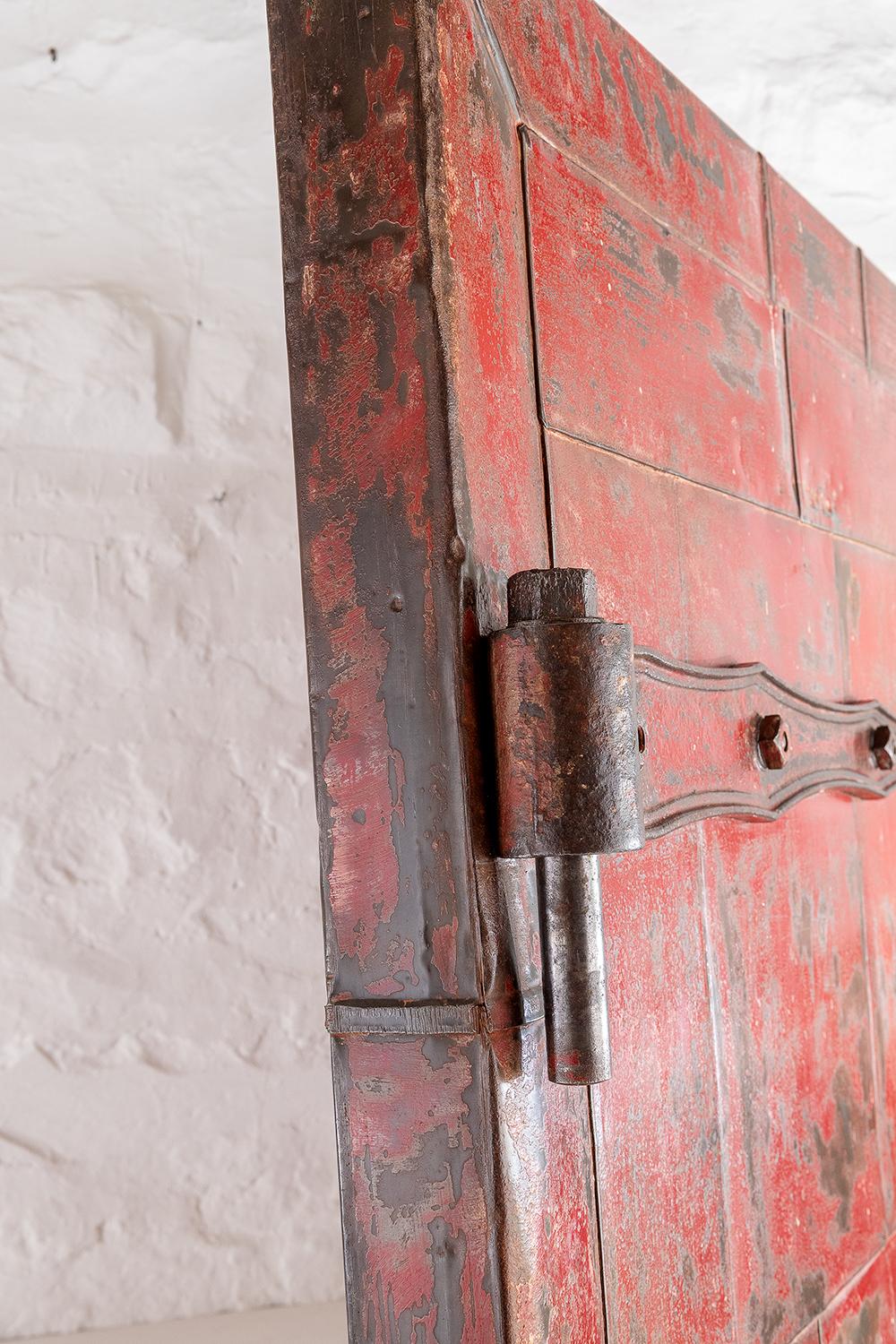 Superbe porte industrielle en acier avec charnières d'origine Patine rouge britannique, 1900 en vente 4