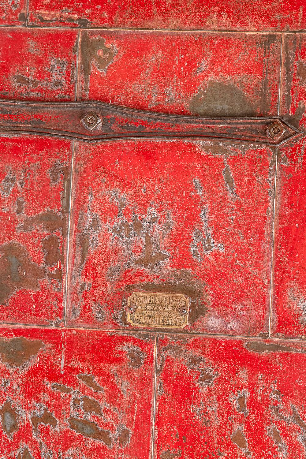 Britannique Superbe porte industrielle en acier avec charnières d'origine Patine rouge britannique, 1900 en vente