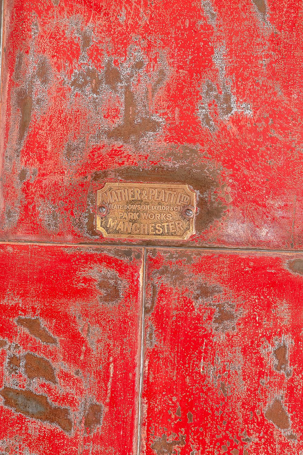 Superbe porte industrielle en acier avec charnières d'origine Patine rouge britannique, 1900 Bon état - En vente à Llanbrynmair, GB